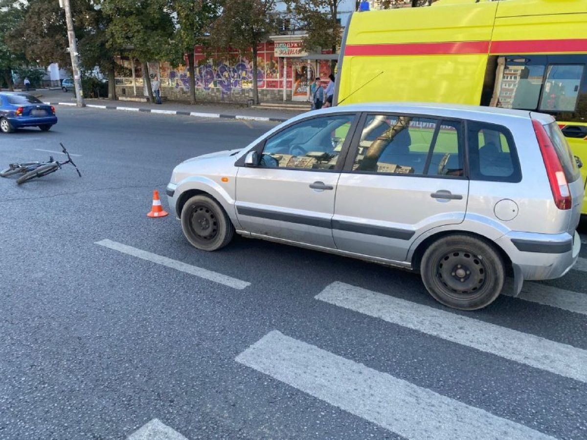 Появились подробности автомобильной аварии в Воронеже, в которой пострадал ребенок на велосипеде     1 октября, примерно в 10:00 часов на улице Жукова произошло дорожно-транспортное происшествие. 77-летний водитель легкового автомобиля «Форд Фьюжн» наехал на 14-летнего велосипедиста.  Подросток госпитализирован с телесными повреждениями. Об этом сообщили в пресс-службе МВД.  Ранее очевидцы сообщили «Воронежским новостям», что юный велосипедист был сбит автомобилем на пешеходном переходе.  ↗  Прислать новость   Подписаться