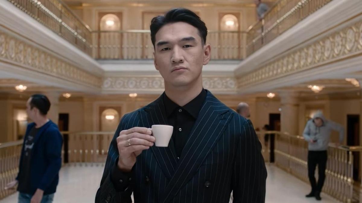 Комику Нурлану Сабурову запретили въезд в Россию на 50 лет Как пишет Shot стендапера задержали во Внуково по прилёту из Дубая В ОАЭ он летал для съёмки в рекламе автомобильной компании Комика остановили на паспортном контроле и передали ему документ о запрете на въезд в РФ Ранее организаторы концертов Сабурова в ряде российских городов отменили его выступления сославшись на непреодолимые обстоятельства В мае прошлого года комика уже задерживали в Шереметьево поводом для чего как пишет Baza стало нарушение миграционного законодательства Именно эти нарушения а также критика СВО якобы привели к запрету на въезд Сабурова в Россию Задонатить через бота Patreon