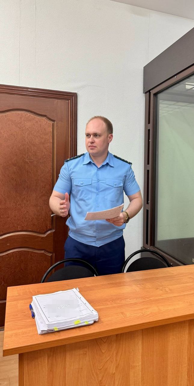  В Саратовской области вынесен приговор по уголовному делу о государственной измене и диверсии Прокуратура Саратовской области в суде поддержала государственное обвинение по уголовному делу в отношении трех местных жителей в возрасте от 20 до 23 лет. В зависимости от роли степени и участия они признаны виновными по ст. 275 УК РФ государственная измена , п. «а» ч. 2 ст. 281 УК РФ совершение диверсии группой лиц по предварительному сговору , ч. 1 ст. 174.1 УК РФ легализация денежных средств, полученных преступным путем . В судебном заседании установлено, что с 1 по 22 апреля 2024 года Юрий Аксенов инициативно установил контакт с сотрудником военной разведки министерства обороны Украины, который предложил ему за денежное вознаграждение совершать диверсии на территории Саратовской области. Для этого Юрий Аксенов привлек знакомых Дмитрия Аксенова и Власа Широкова. Реализуя задуманное, 25 апреля, 14 и 18 мая 2024 года подсудимые совершили поджоги релейных шкафов Приволжской железной дороги и базовой станции оператора сотовой связи. 20 мая 2024 года соучастники были задержаны сотрудниками УФСБ России по Саратовской области. За совершенные диверсии Дмитрий Аксенов получил от сотрудника министерства обороны Украины в качестве вознаграждения цифровую криптовалюту, которую конвертировал в денежные средства на общую сумму свыше 75 тыс. рублей. Уголовное дело возбуждено и расследовано следственным отделом УФСБ России по Саратовской области. С учетом мнения государственного обвинителя Юрий Аксенов приговорен к 16 годам лишения свободы, Дмитрий Аксенов к 18 годам лишения свободы со штрафом в размере 90 тыс. рублей, Влас Широков к 18 годам лишения свободы. Также судом каждому назначено наказание в виде ограничения свободы сроком на 1 год. Отбывать первые 5 лет наказания они будут в тюрьме, оставшиеся – в исправительной колонии строгого режима.