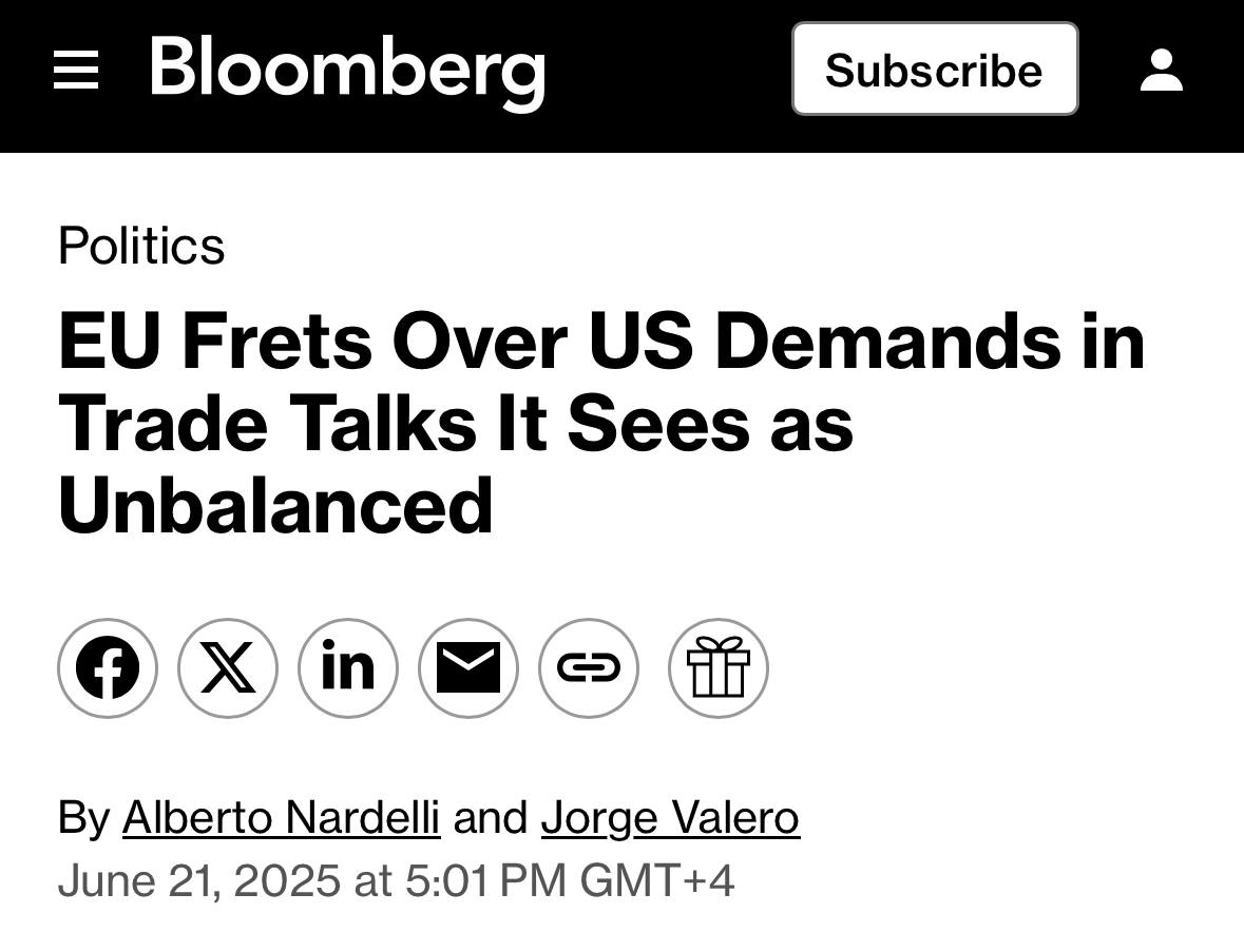 По данным агентства Bloomberg, Европейский Союз полагает, что требования Соединенных Штатов в ходе торговых переговоров являются несправедливыми. Вашингтон предлагает условия, которые могут нарушать нормы Всемирной торговой организации, включая введение экспортных квот на рыбу и односторонние тарифы. Даже если стороны придут к соглашению, нет уверенности, что все пошлины со стороны США будут полностью отменены, согласно информации издания. Как сообщает Bloomberg, Европейский Союз стремится заключить взаимовыгодное соглашение и планирует определить приемлемый уровень неравновесия.