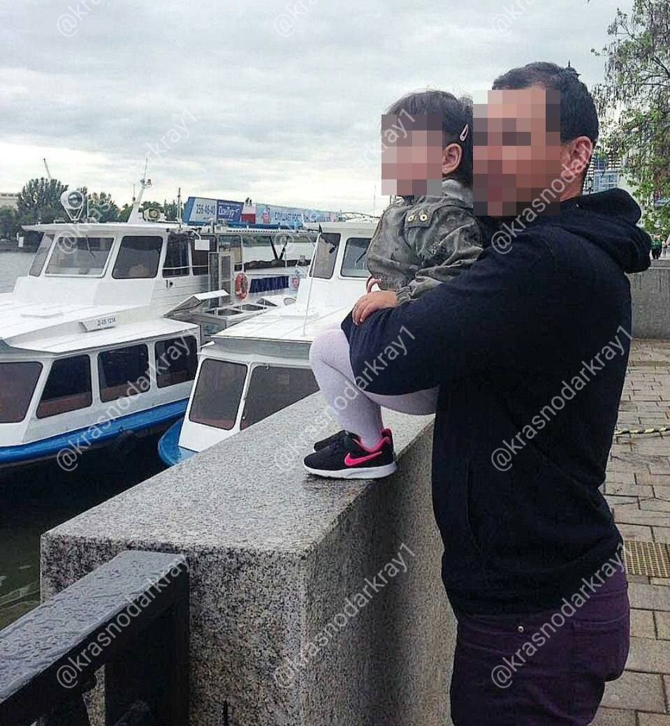 Во время атаки беспилотников по Новороссийску пострадала семья из Ростовской области. Они въехали в квартиру в ЖК «Кристалл-3» всего два дня назад. По данным «Базы», 40-летние Роман и Кристина приехали в Новороссийск с двумя своими детьми: 9-летней Софией и 5-летним Даниилом. У семьи была традиция каждые майские праздники ездить на черноморское побережье, и в этот раз они также не стали от неё отказываться. Днём 1 мая семья заехала в квартиру в ЖК «Кристалл-3» на Суворовской улице. Именно в эту квартиру в ночь на 3 мая влетел украинский дрон. В результате взрыва все члены семьи получили различные травмы и сильные ожоги. Отец и один ребёнок сейчас находятся в реанимации в тяжёлом состоянии. Кристине делают операцию: помимо ожогов у неё ещё перелом бедра. Она также в тяжёлом состоянии. София лежит в больнице в состоянии средней тяжести. Ваши видео высылайте нам в бот Подпишись поделись Прислать видео новость