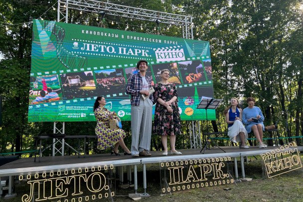 Берем на заметку В Приоратском парке в Гатчине открылся фестиваль «Лето.Парк.Кино». На протяжении всего лета по субботам здесь будет работать кинозал под открытым небом. Посетителей ждут показы отечественных фильмов последних лет и советского кино, мультфильмов и сказок для детей. Накануне, 14 июня, для гостей провели викторину «Кино и музыка СССР», а также показали фильмы «Волшебник изумрудного города» и «Любовь Советского Союза». С афишей можно ознакомиться по ссылке. пресс-служба правительства Ленобласти Если вы будете на фестивале, ждем ваши фото и видео здесь