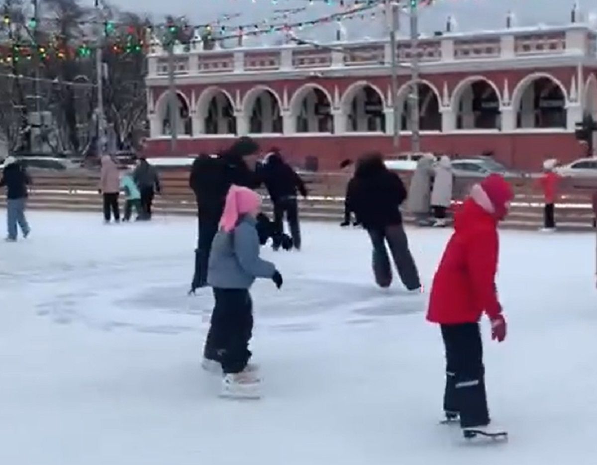 Уголовное дело возбуждено по факту драки на катке Старого торга в Калуге   kaluganews ru fn 1782671 html В Калуге по факту драки произошедшей на катке возбуждено уголовное дело Участников конфликта установили   Прислать новость Подписаться