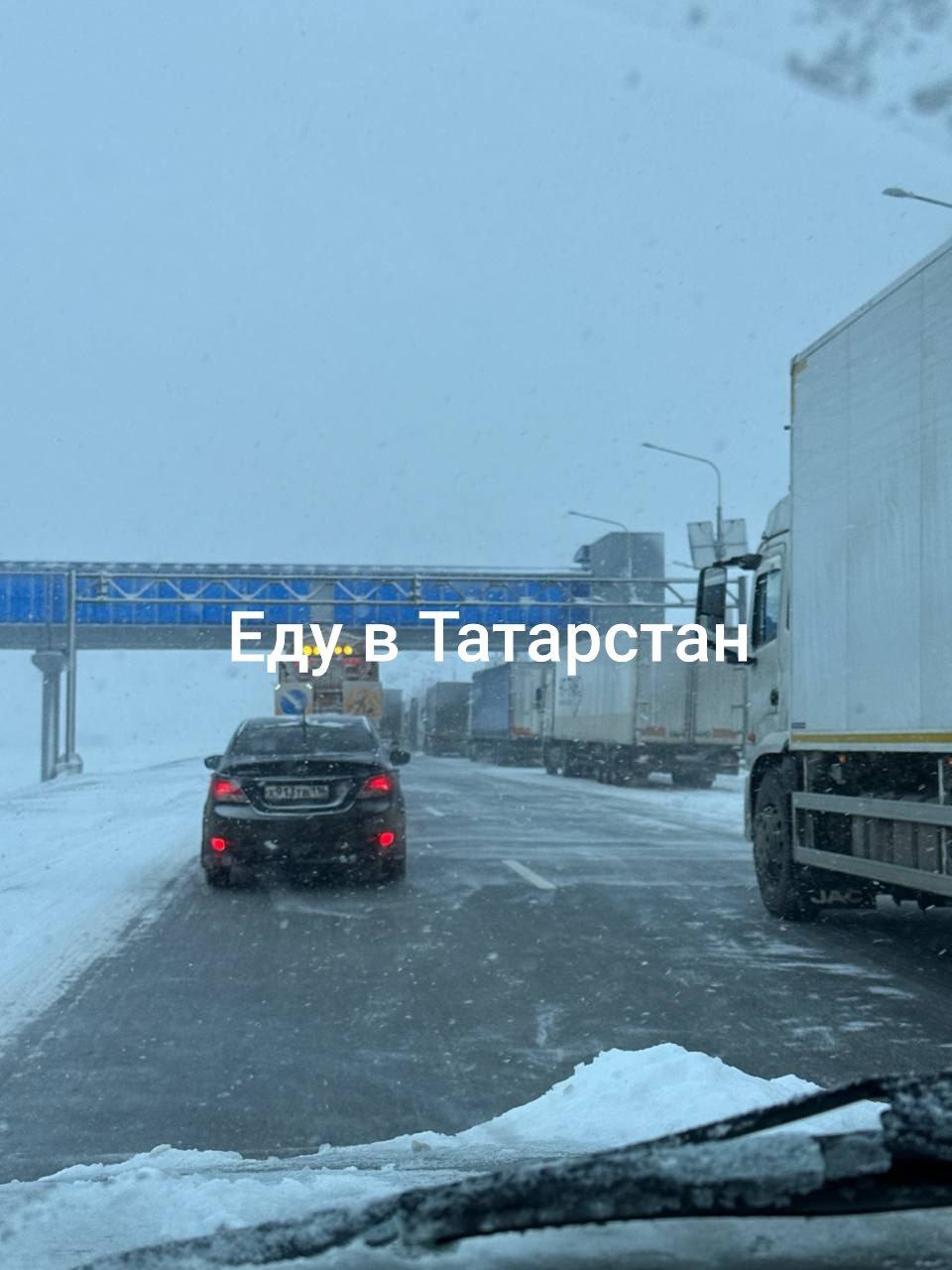 На трассе между Казанью и Набережными Челнами испортилась погода из за метели и гололеда многие водители фур решили переждать улучшения ситуации на обочине пишет канал Еду в Татарстан и делится фото inkazanischa теперь и в МАХ