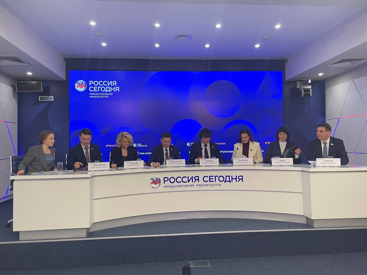 Начинаем пресс коференцию на площадке Международного мультимедийного пресс центра Медиагруппы Россия сегодня Тема Подведение итогов осенней сессии 2025 года Прямая трансляция по ссылке Присоединяйтесь Tarbaev Sangadji