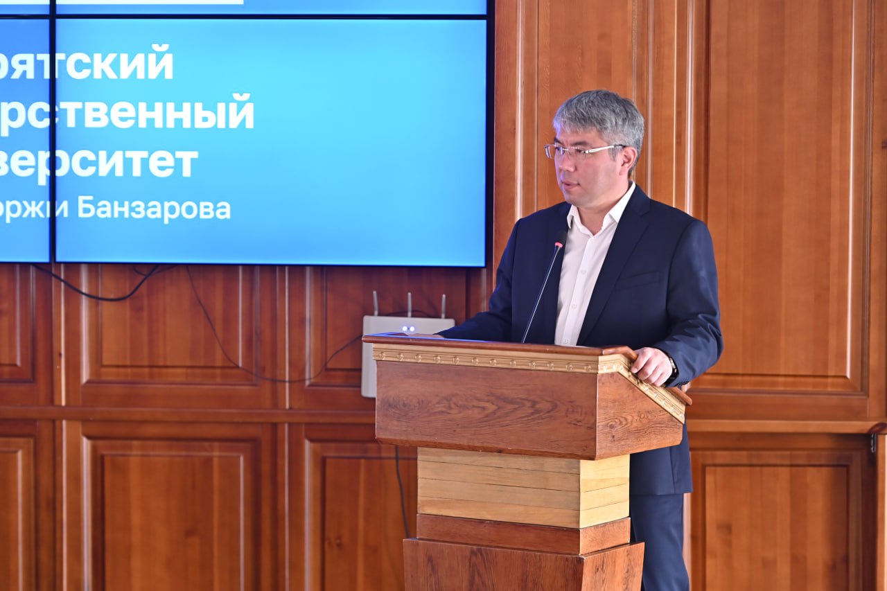 Очное обучение ветеранов специальной военной операции в рамках программы «Патриоты Бурятии», аналога федерального проекта «Время героев», стартовало на базе Бурятского госуниверситета в Улан-Удэ в понедельник, 30 июня. Первую лекцию программы посетил глава Бурятии Алексей Цыденов.  - Сегодня у нас старт нового большого проекта. Гражданская государственная служба, как и военная служба имеет общее слово – служба. Мы служим людям. И здесь так же, как и в военном деле нужно знать предмет, чтобы работа шла на пользу обществу и максимально эффективно. Уважаемые ветераны, вы свою человеческую, мужскую, гражданскую позиции проявили. Далее теперь только стоит вопрос накопления знаний и опыта в мирной жизни и дальнейшая его реализация на благо нашей республики и страны, - сказал Алексей Цыденов.
