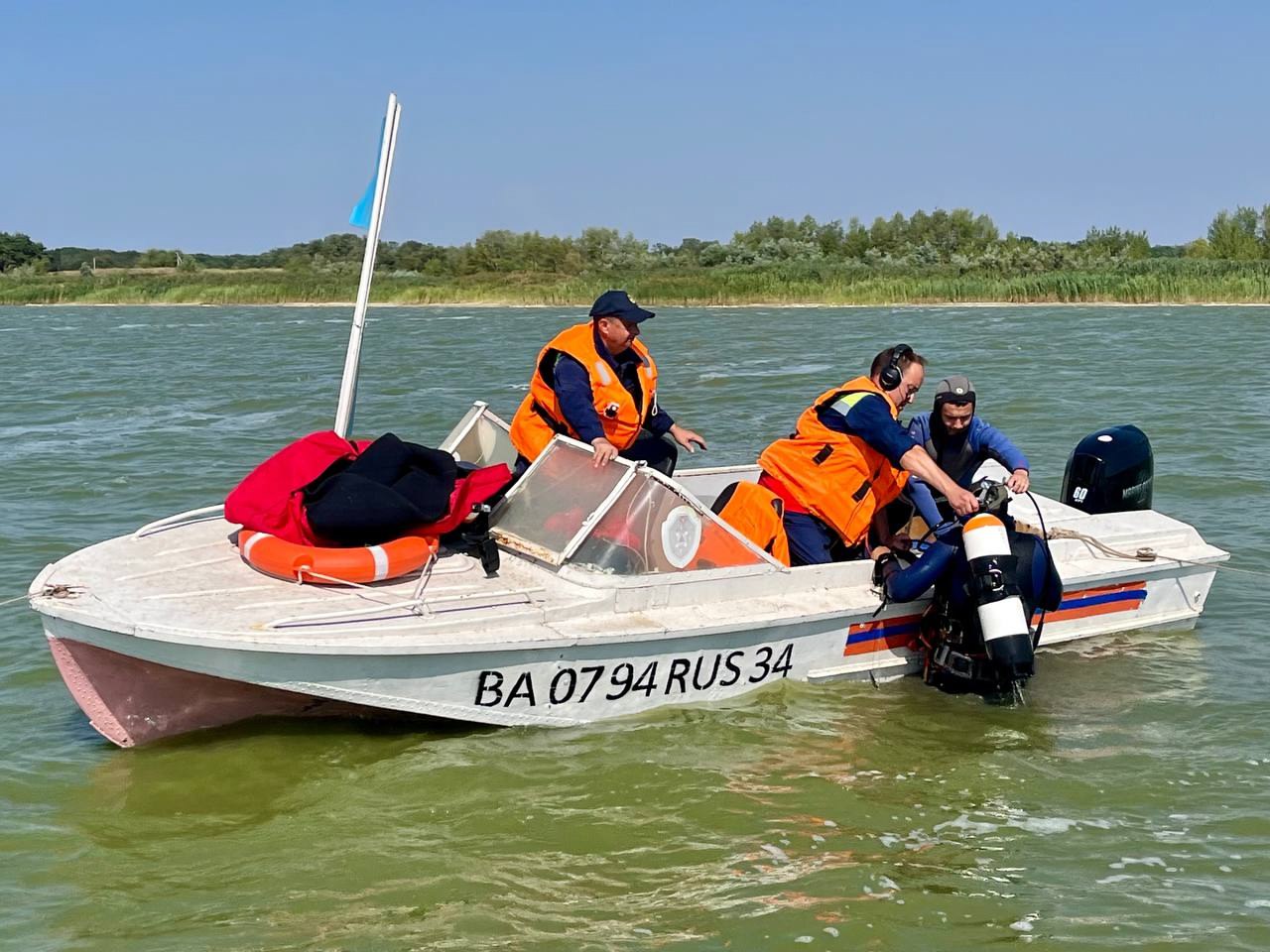 В Суровикинском районе к поискам пропавшего яхтсмена подключили водолазов Мужчина вышел на яхте с базы отдыха Южная ночь в акваторию Цимлянского водохранилища 19 августа Спустя сутки связь с ним прервалась Безлюдное судно удалось найти недалеко от берега в тот же день О местонахождении яхтсмена до сих пор ничего не известно Водолазы Нижнечирского поисково спасательного подразделения обследуют акваторию в районе хутора Новомаксимовский сообщили в ГКУ Служба спасения Подписаться Перейти на сайт