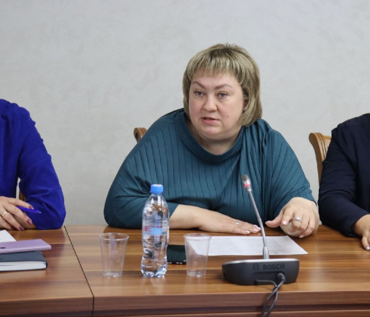 Четыре года в изоляции  Жители посёлка Ильича Первомайского района уже четыре года вынуждены выживать в условиях транспортной изоляции. Отсутствие автобусного сообщения отрезало их от города, поликлиники, детского сада и других необходимых объектов. С просьбой помочь решить данную проблему ко мне обратились более 100 местных жителей.  По словам жителей, несмотря на многочисленные обращения, проблема не решается, а в ответ приходят лишь отписки об отсутствии средств на субсидирование пассажирских перевозок. При этом расстояние от санатория «Сосновый бор», куда следует маршрут №120 из Барнаула, до посёлка составляет всего около 7 км, утверждают заявители. Расход топлива даже при отсутствии пассажиров был бы незначительным.  Чтобы добраться до города, поликлиники или детского сада, который находится в п. Зудилово, жители вынуждены пользоваться такси, а это слишком дорого. Многим приходится добираться пешком или на попутках, продолжают жители. В посёлке живёт много пенсионеров, семей с детьми, молодёжи, которая учится в Барнауле.  Сделала запрос в прокуратуру Алтайского края с просьбой провести проверку и принять соответствующие меры реагирования. Из ответа стало известно, что в октябре 2021 года был отменён маршрут №268К «п. Ильича — Новоалтайск — с. Берёзовка» из-за низкого пассажиропотока. Несмотря на 17 конкурсов, проведённых Министерством транспорта Алтайского края по определению перевозчика, заявок так и не поступило. При этом ведомство не предприняло никаких попыток скорректировать конкурсную документацию или рассмотреть возможность организации перевозок по регулируемым тарифам. В связи с этим главе Минтраса региона внесено представление.  Также проверка показала, что администрация района не организовала работу по обеспечению транспортной доступности на муниципальных маршрутах. Отсутствует муниципальный маршрут «п. Ильича — с. Зудилово», который позволил бы жителям добираться до Зудилово, где можно пересесть на маршрут № 120 «Барнаул — садоводство «Сосняк». В адрес главы администрации района также внесено представление прокуратуры. О результатах его рассмотрения станет известно позднее.  #Справедливо #ДепутатБоровикова #ЕвгенияБоровикова #Регион22 #Алтай2025 #Автобус