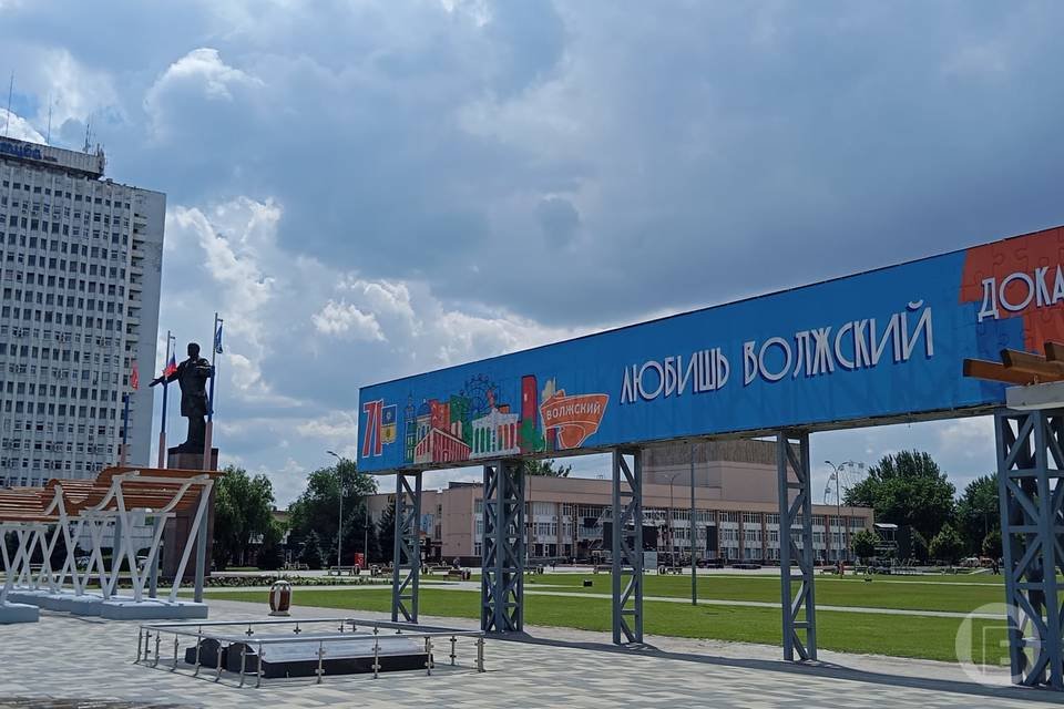 94% жилого фонда Волжского подготовлено к отопительному сезону.  О подготовке к зиме рассказали в администрации города-спутника.  В Волжском Волгоградской области завершена подготовка к отопительному сезону в учреждениях комитета по делам молодежи, культуры и спорта.  В мэрии города-спутника журналисты "Городских вестей" узнали, что все 16 объектов прошли промывку и опрессовку систем теплоснабжения, 30 тепловых узлов приняты комиссией ООО "Волжские тепловые сети".  В образовательных учреждениях работы близки к завершению: промывка выполнена на 84,5%, опрессовка - на 92,3%, принято 84,5% из 168 тепловых узлов. В жилом секторе управляющие компании выполнили опрессовку на 94%, промывку - на 65%, а ТСЖ - на 80%.  Приемка тепловых узлов продолжается: УК сдали 56,6%, ТСЖ - 50,8%.  - Администрация города во главе с вице-мэром Юрием Хониным проводит еженедельные совещания по контролю подготовки, - отметили в мэрии.  Согласно постановлению №4057, все паспорта готовности должны быть оформлены до 15 сентября 2025 года.