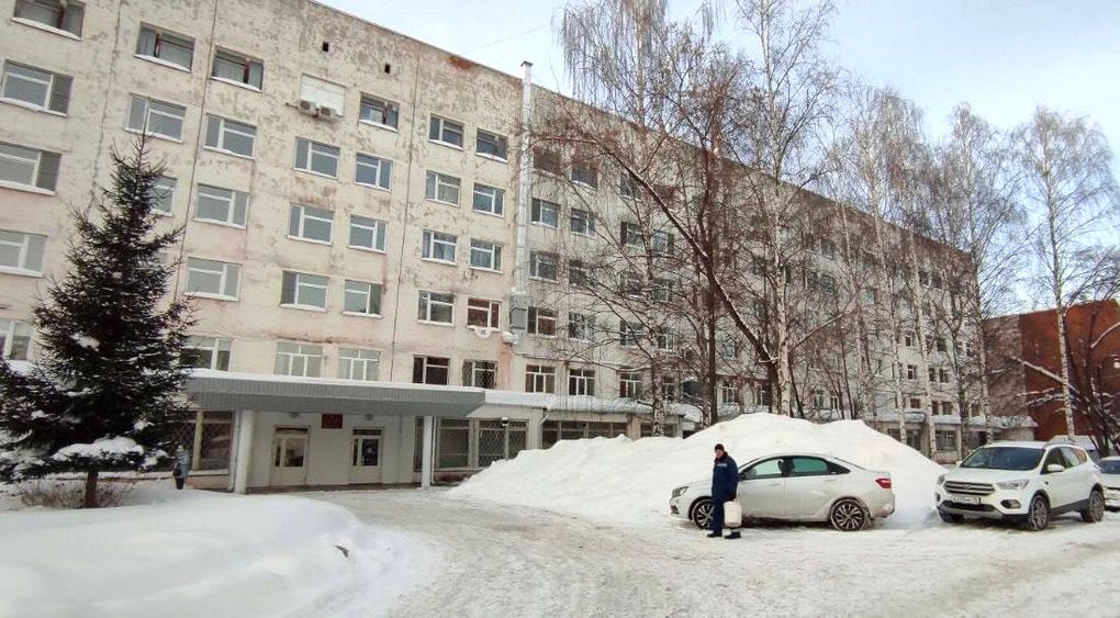 В Ижевске рассказали когда отремонтируют стационар на улице Баранова Ранее внимание к больнице в Ленинском районе Ижевска привлекла российская журналистка Ксения Собчак в своём ТГ канале Жители Удмуртии жалуются на холод и осыпающуюся штукатурку в детском отделении госбольницы Две девушки рассказали о плохих условиях в ижевской Городской клинической больнице 4 попали они туда накануне праздников с грудными детьми Матери поделились что несмотря на грамотных врачей в поликлинике тяжело находиться из за холода и ужасных условиях в палатах говорится в сообщении Министр здравоохранения Удмуртии в своём ТГ канале прокомментировал вопрос о состоянии детского стационара на улице Баранова 40 в Ижевске Поверьте мы знаем о проблеме и прилагаем все усилия для ее решения Это здание площадью 9 5 тысяч кв метров было построено ещё в 1983 году капитальный ремонт там ни разу не проводился Сейчас здание используется лишь частично и нуждается в серьезном обновлении написал Сергей Багин Он отметил что в 2025 году из бюджета республики была выделена целевая субсидия на начало ремонтных работ Благодаря этому удалось провести капитальный ремонт кровли здания полностью заменить покрытие крыши и входной группы В 2026 году ремонтные работы планируют продолжать проведут ремонт палат в отделениях Сейчас мы также ведём оценку стоимости полного капитального ремонта здания и ищем возможность продолжать работы дальше заверил министр Фото Минздрав УР