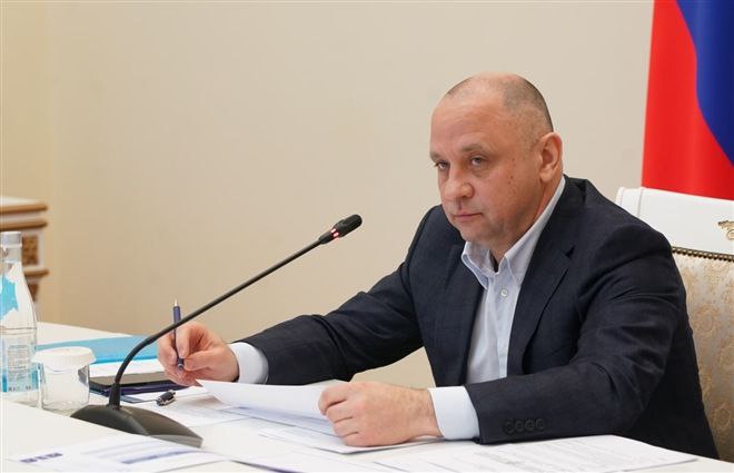 В правительстве Самарской области подвели итоги программы газификации за 2025 год Итоги федеральной и региональной программ газификации региона а также вопросы безопасной эксплуатации внутридомового газового оборудования обсудили на заседании регионального штаба по газификации Самарской области которое провел первый заместитель губернатора председатель правительства региона Виталий Шабалатов Об исполнении годовых показателей по двум программам региональной программы газификации и федеральной программы социальной газификации реализуемой по прямому поручению президента Российской Федерации Владимира Путина доложил врио министра энергетики и ЖКХ Виталий Брижань Как отметил глава ведомства по региональной программе в 2025 г было запланировано провести газификацию 10 населенных пунктов создать техническую возможность для подключения к газу 2 608 домовладений Эти обязательства были выполнены Фото Волжская коммуна