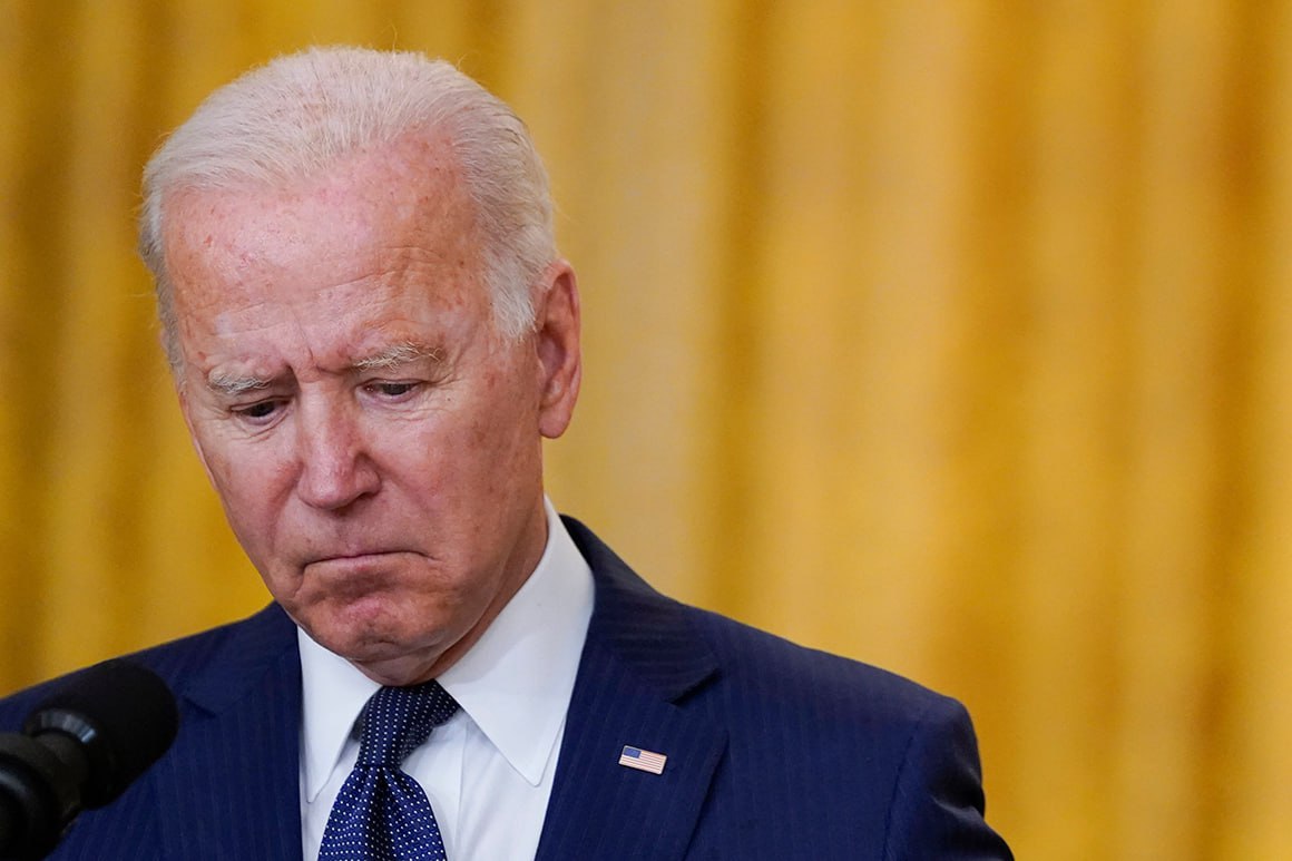 Джо Байден, экс-президент США, впервые высказался о своем заболевании раком и рассказал о начале курса лечения. "Лечение заключается в приеме одной специфической таблетки на протяжении шести недель, после чего следует другая... Ни один из органов не пострадал. Мои кости остаются крепкими," – поделился он на мероприятии в штате Делавэр. Байден также с юмором отреагировал на критику в свой адрес, выраженную в книге "Первородный грех: угасание президента Байдена, его сокрытие, и катастрофическое решение баллотироваться еще раз". "Смотрите, говорят, я умственно не в состоянии, не могу ходить, но я могу побить их обоих," – заявил он с улыбкой, комментируя свою реакцию на книгу.