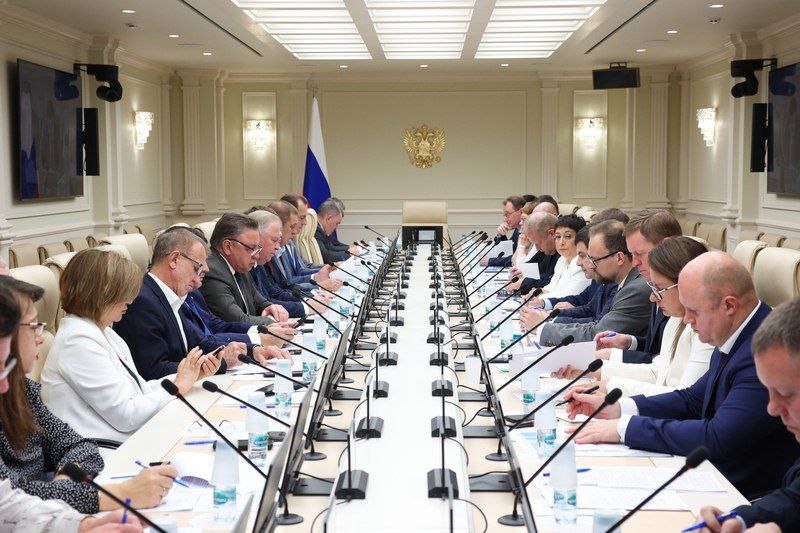 Заместитель руководителя Федеральной пробирной палаты Ксения Пестова накануне выступила с докладом на расширенном заседании комиссии Совета Федерации по мониторингу законодательства РФ в сфере государственного контроля надзора и муниципального контроля в РФ Тема выступления Анализ эффективности внедрения в работу контрольных надзорных органов индикаторов риска нарушения обязательных требований Благодаря пересмотру подхода к организации и осуществлению контрольной надзорной деятельности ключевые показатели ведомства удалось значительно улучшить по сравнению с аналогичным периодом предыдущего года Ксения Пестова отметила что совместно с коллегами из Минэкономразвития России были пересмотрены индикаторы риска их количество было сокращено с 18 до 3 Статистика использования индикаторов риска показала высокую эффективность Из 45 проведенных проверок по индикаторам риска за прошедшие 8 месяцев нарушения обязательных требований было выявлено в 45 случаях Эффективность проведенных проверок составила 100 При этом Федеральной пробирной палатой в 2025 г продолжает сохраняться тенденция на увеличение проведения профилактических мероприятий в том числе посредством ГИИС ДМДК ФПП новости