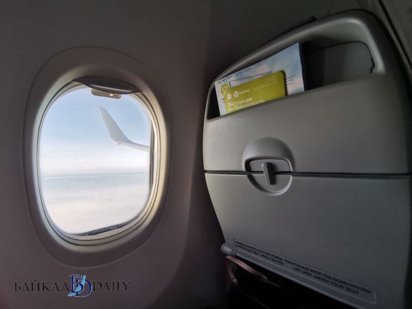 По постановлению Читинского транспортного прокурора авиакомпанию Сибирь S7 Airlines привлекли к ответственности за длительную задержку рейса Установлено что в феврале текущего года по причине технической неисправности воздушного судна авиаперевозчиком допущена задержка вылета рейса свыше 11 часов сообщили в транспортной прокуратуре При этом прохладительные напитки пассажирам были предоставлены несвоевременно подчеркнули в надзорном органе В итоге авиакомпании назначили наказание в виде гигантского штрафа в размере 30 тысяч рублей