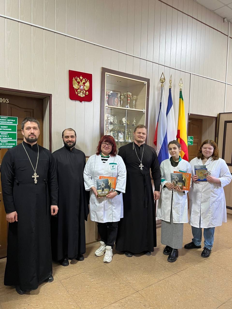 В преддверии дня памяти святой мученицы Татьяны и дня Российского студенчества священнослужители Свято-Николаевского собора г. Евпатория иерей Дмитрий Чкана , иерей Даниил Солошенко и протодиакон Элизбар Рустамов посетили Евпаторийский Медицинский колледж «МОНАДА», где поздравили с праздником студентов-медиков и педагогический коллектив, воспитывающий новое поколение медсестер, фельдшеров, фармацевтов. Клирики собора пожелали студентам активно использовать возможности учебного времени, легко и с оптимизмом преодолевать все жизненные сложности. Также священнослужители освятили маскировочные сети для воинов, изготовленные при медицинском колледже.     Пресс-служба Евпаторийского благочиния