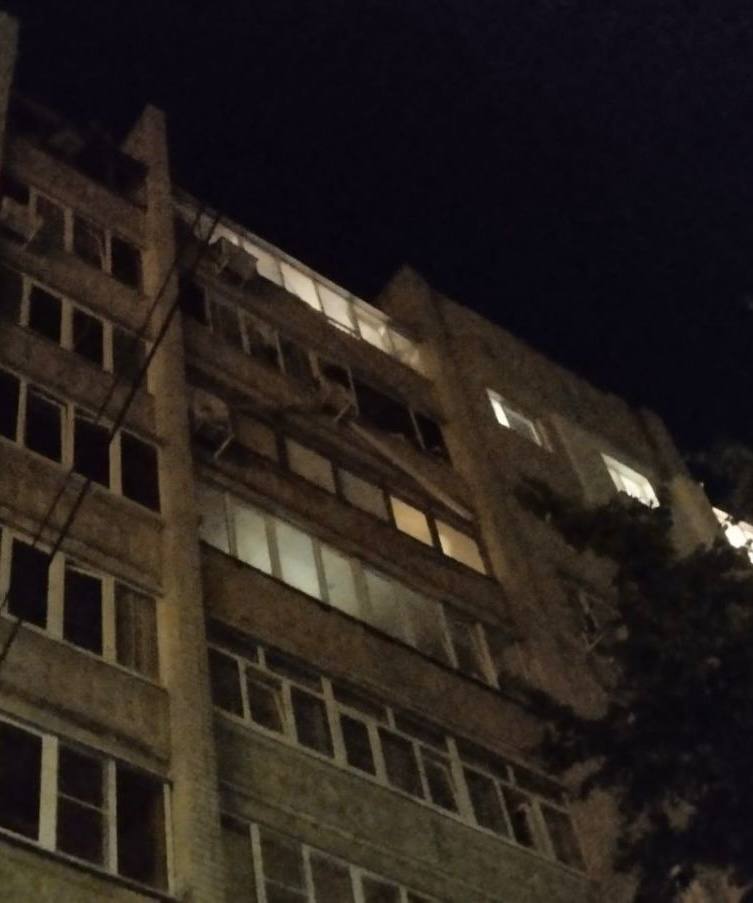 В Курске в результате падения обломков БПЛА произошло возгорание в частных домах и гараже. Есть попадания в МКД, а также повреждение остекления, сообщил врио губернатора региона. По предварительным данным, пострадавших нет. На фото из соцсетей — предположительно, повреждения многоквартирного дома. Отправить новость