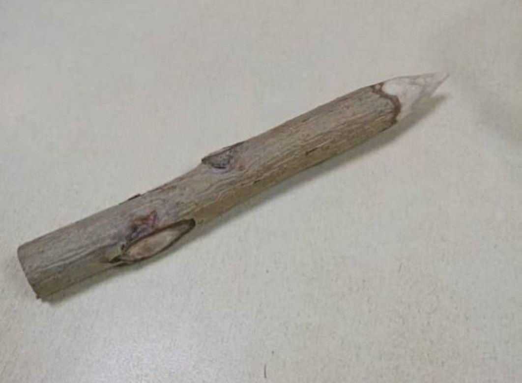 Россиянка пришла в суд с осиновым колом Жительница Омска хотела пройти в зал заседаний Центрального районного суда с деревянным колом в сумочке Приставы на входе разумеется потребовали сдать похожий на оружие предмет В ответ участница одного из судебных процессов заявила что это необходимый ей амулет которые защищает ее от вампиров и упырей Кол все же пришлось сдать чтобы пройти после заседания амулет вернули владелице Да как же без амулета в суде Сколько же странных людей вокруг