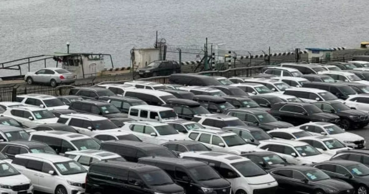 В Китае и Южной Корее закончились подержанные машины Перед повышением утилизационного сбора россияне разобрали почти весь вторичный азиатский авторынок На конец октября в Южной Корее остались только две BMW X3 средняя цена 4 5 млн рублей 83 000 ман и восемь BMW M3 8 5 млн рублей 178 000 ман а BMW X5 возрастом до пяти лет от 7 млн 148 000 ман отсутствуют как в Корее так и в Китае vesti az