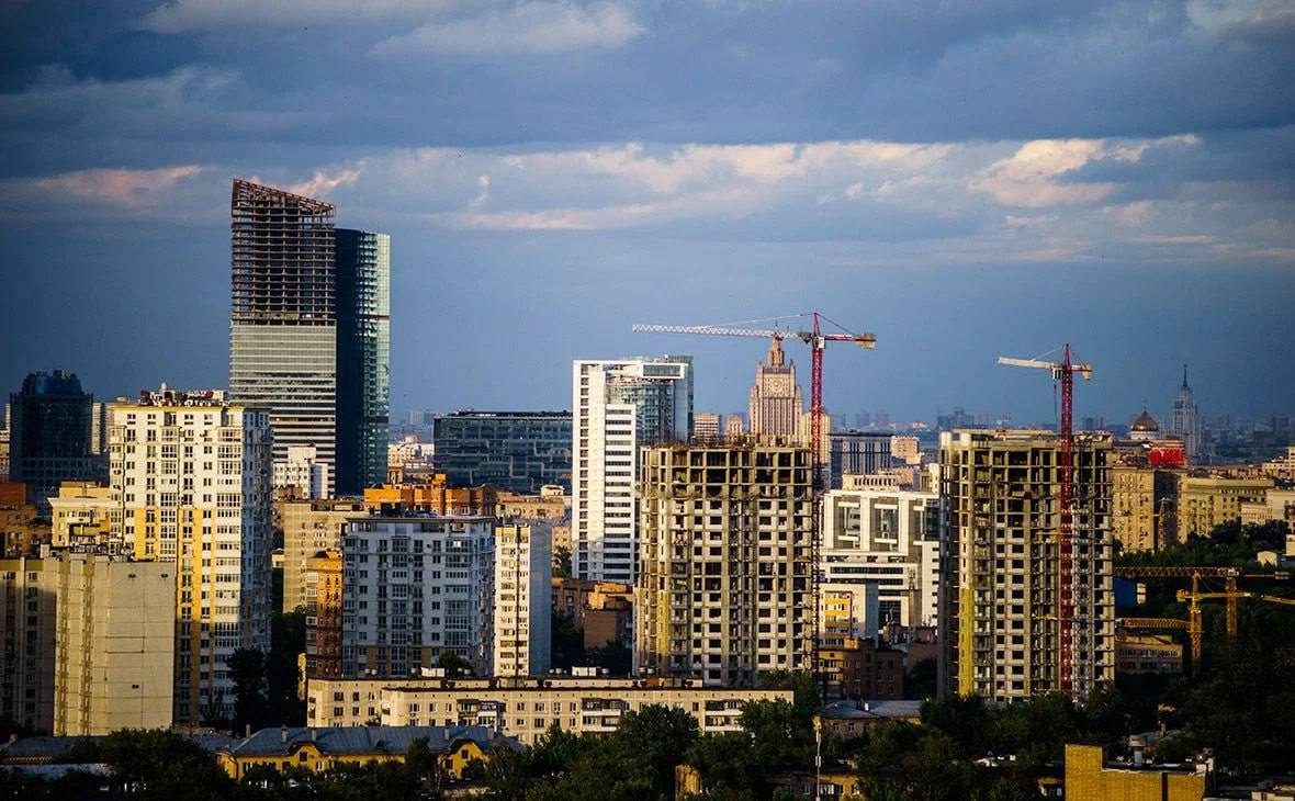 Спрос на покупку жилья в трейд ин в Москве вырос на 40 С 2025 года все больше жителей столицы решаются на схему трейд ин пытаясь длительное время продать свое вторичное жилье и приобрести квартиру в новостройке Как правило у собственников имеются деньги на доплату или первоначальный взнос Трейд ин в сфере недвижимости означает что застройщик на стадии строительства фиксирует для клиента цену на квартиру в новостройке на определенный период обычно 60 90 дней пока тот продает свою старую квартиру Цена для собственника не изменится если он успеет реализовать жилье и вернуться к застройщику для покупки новой квартиры kvadratnymaster Фото Яндекс