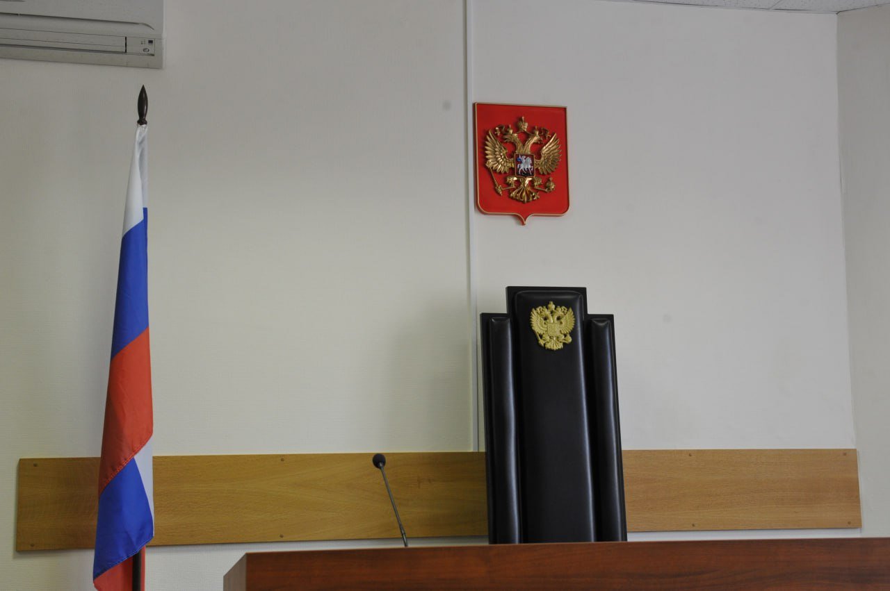 В Новотроицке экс-депутат городского совета купил две квартиры в Москве и дорогую машину.   Прокуратура провела проверку. Установлено, что это имущество на 38 млн рублей мужчина приобрел с 2021 по 2023 год на неподтвержденные доходы.   Прокурор города обратился в суд и потребовал обратить в доход государства купленные квартиры и автомобиль.  Иск поддержали. На недвижимость и транспорт наложен арест.