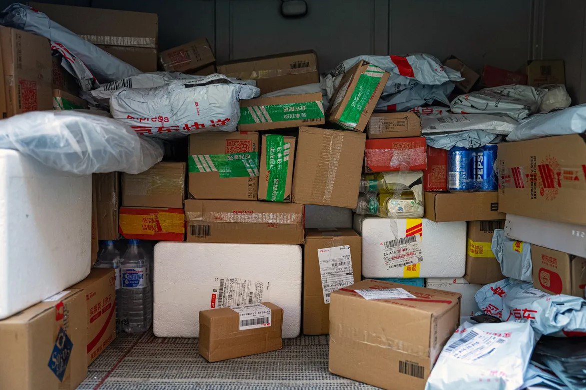 Китай усиливает надзор за ценовой политикой интернет платформ Китай издал правила регулирующие ценовую политику операторов интернет платформ с целью защиты интересов потребителей и продавцов предписывающие им не вводить необоснованные ограничения на возможность продавцов устанавливать цены   Управление по вопросам киберпространства Китая заявило что продавцы реализующие товары или предоставляющие услуги на различных платформах могут устанавливать собственные цены в соответствии с законом Правила вступают в силу 10 апреля 2026 года и будут действовать в течение пяти лет Эти правила знаменуют собой очередной шаг Пекина по ограничению рыночной власти доминирующих интернет платформ и стандартизации ценовой политики в обширной китайской экономике электронной коммерции Регуляторы стремятся пресечь недобросовестную конкуренцию повысить прозрачность ценообразования и защитить мелких продавцов которые используют множество платформ для выхода на потребителей   Операторы платформ не должны накладывать необоснованные ограничения на ценовую политику продавцов принимая такие меры как повышение комиссий ограничение трафика или удаление товаров и услуг добавило агентство Кроме того они должны проводить акции по предоставлению субсидий честно и беспристрастно избегая ложных или преувеличенных заявлений об их размерах Источник Bloomberg chinastocksnet Если полезно поставьте лайк Китай Навигация по каналам  Акции  Облигации  Китай  Трейдинг  Новости  Клуб