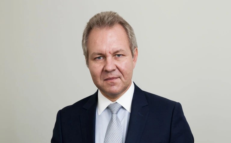 В отношении 57 летнего экономиста Владислава Иноземцева внесен в реестр иностранных агентов возбудили уголовное дело по статье об уклонении от исполнения обязанностей иноагента ч 2 ст 330 1 УК сообщила прокуратура Московской области По данной статье предусмотрено наказание от штрафа в 300 тыс руб до двух лет лишения свободы В прокуратуре пояснили что уголовное дело возбудили из за того что Иноземцева дважды в течение одного года привлекали к административной ответственности по ч 4 ст 19 34 КоАП из за отсутствия на распространяемых на каналах одного из мессенджеров и видеохостинга материалах маркировки иноагента Фото Екатерина Кузьмина РБК Следить за новостями РБК в Telegram