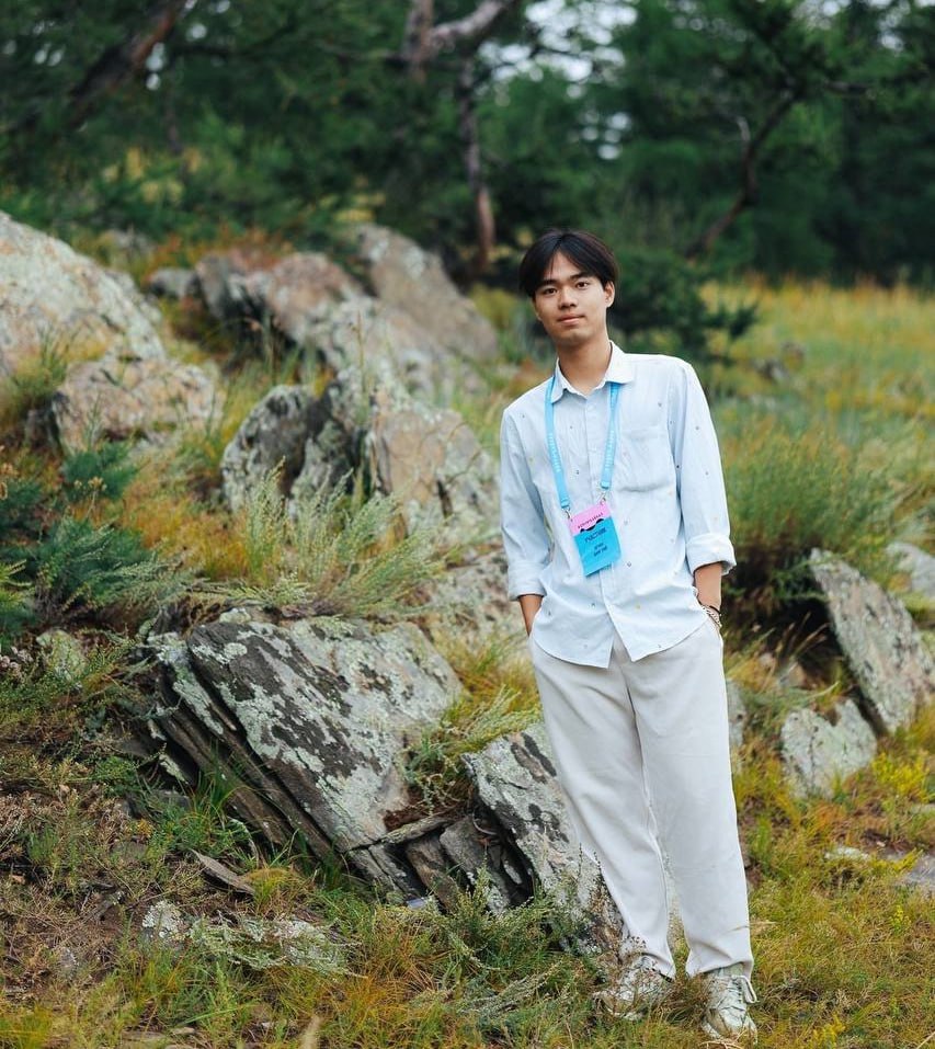 Студент тюменского вуза победитель всероссийского конкурса Заявки на участие в конкурсе для иностранных студентов WOW RUSSIA подали 532 обучающихся из 83 университетов по всей стране В номинации Культура Россия между строк победу одержал студент Тюменского государственного университета из Вьетнама Данг Хай Нгуен Победителей в 2026 году ждут   медиамастерская от организаторов АНО Национальные приоритеты и Министерства науки и высшего образования РФ   путешествия по России от партнера программы Росмолодежи Больше чем путешествие   стажировки в региональном информационном центре ТАСС Конкурс реализовывался в рамках национального проекта Молодежь и дети Фото из личной страницы Данг Хай Нгуена во ВКонтакте Подписывайтесь на Информационный центр Правительства Тюменской области Читайте нас в MAX