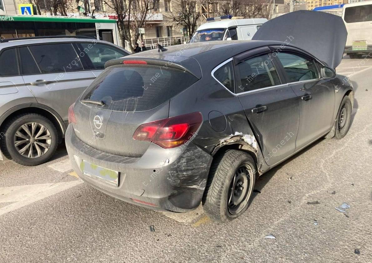 Подробности ДТП на Рабочем проспекте.  31-летний водитель «Renault Megane» въехал в «Opel Astra» под управлением 24-летней девушки.    #Новости #Воронеж