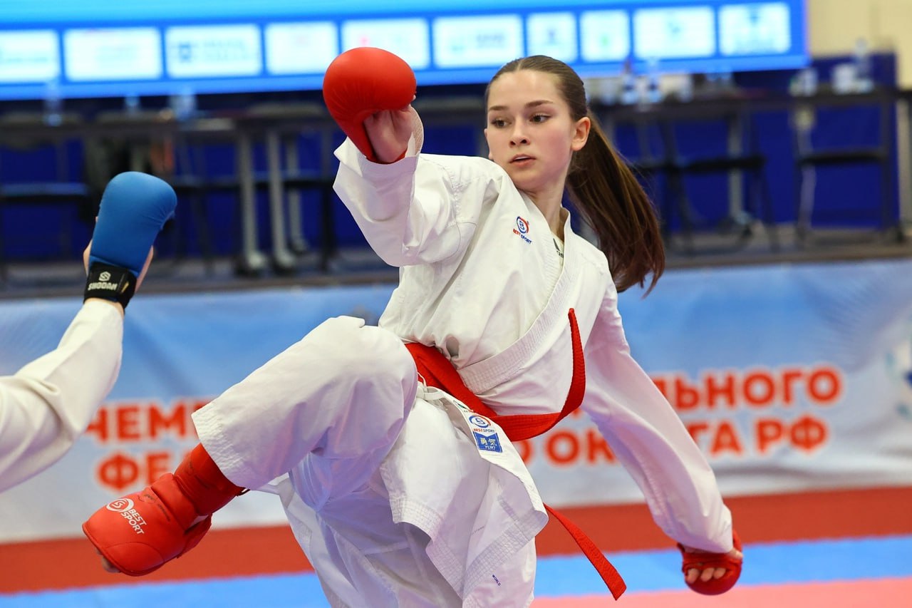 Орловщина приняла чемпионат ЦФО по каратэ Соревнования собрали в спорткомплексе «Победа» около 200 сильнейших каратистов из 10 регионов. Орловскую область на состязаниях представляли воспитанники школы «Орёл - карат». Победители и призеры были выявлены в разделах кумитэ и ката. По итогам выступлений орловские каратисты стали обладателями 3 золотых, 5 серебряных и 10 бронзовых медалей. В рамках чемпионата ЦФО прошли и областные состязания по каратэ. В борьбу за медали вступили около 160 каратистов в возрасте 12 - 17 лет.