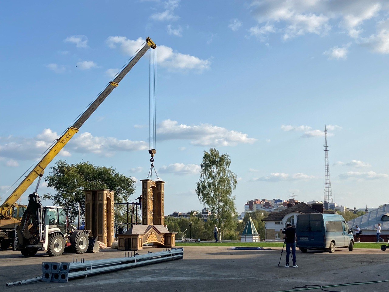 Сквере за Спасским собором устанавливают арт-объект «Ворота русского севера».   Фото: Ксения Логинова