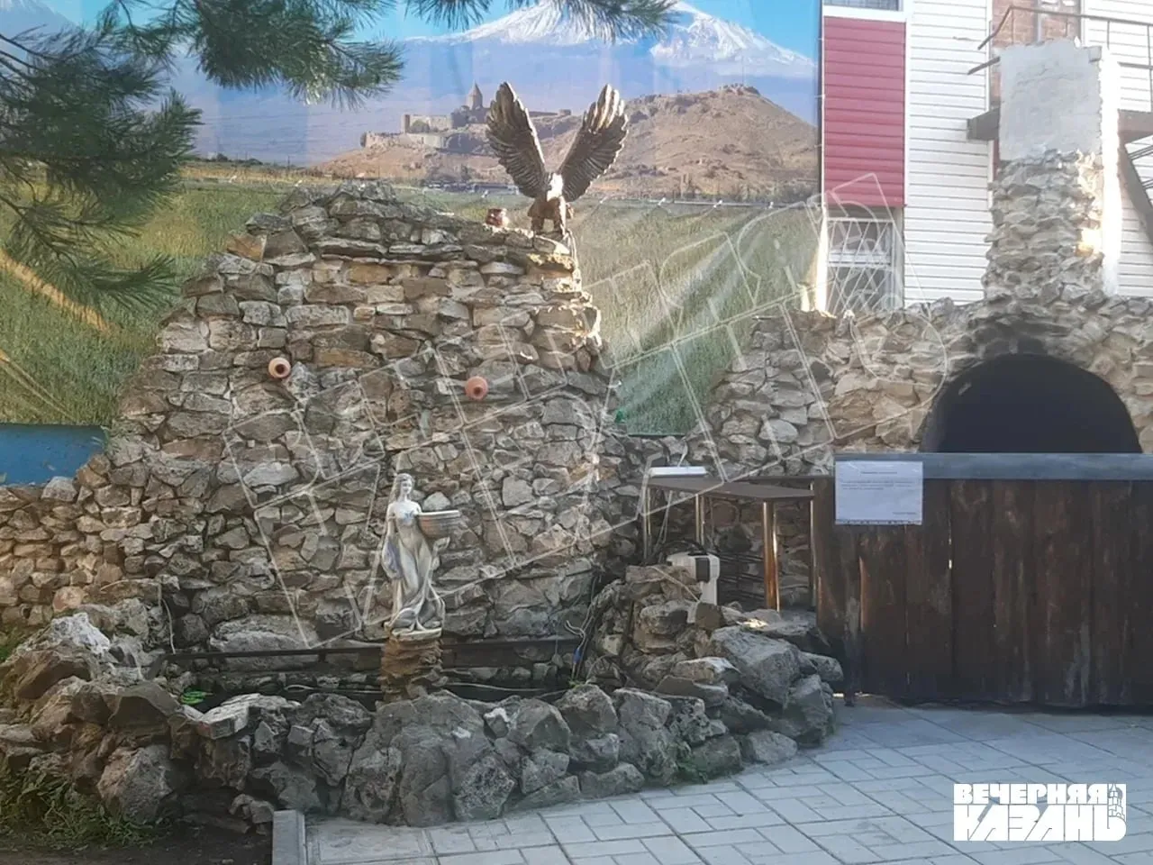 Два человека погибли из за удара током от фонтана в кафе в Болгаре Трагедия произошла во время ремонтных работ Возбуждено уголовное дело о причинении смерти по неосторожности Следователи выясняют все обстоятельства По данным Baza владелец кафе чистил фонтан когда его ударило током Мужчину попытался спасти отец но тоже получил смертельный разряд   Розыгрыш сертификатов Вечерка в MAX
