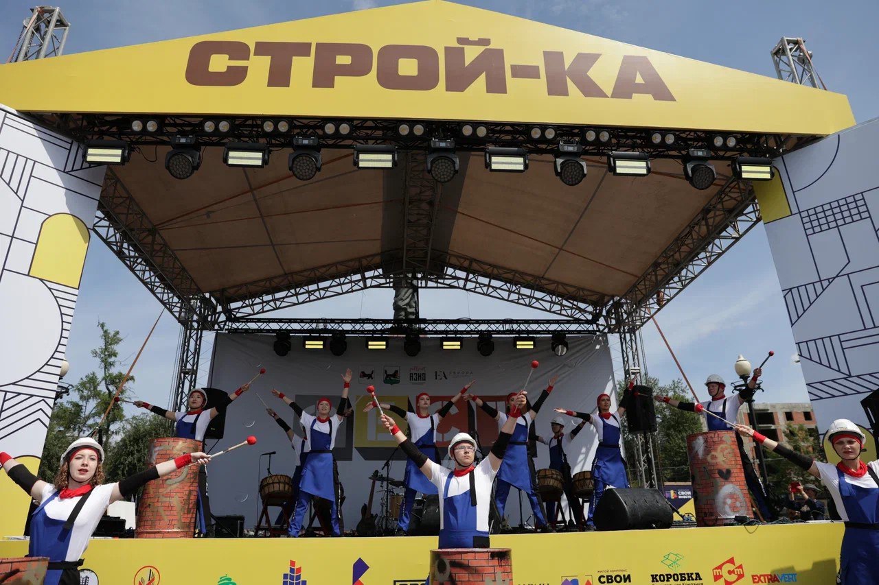 В Иркутске проходит первый городской строительный фестиваль «Строй-Ка Фест»  Фестиваль должен стать площадкой для общения жителей областного центра с застройщиками, производителями, учебными заведениями и экспертами строительной отрасли. В программе фестиваля несколько тематических зон, в том числе «Долина конструкторов», где дети и взрослые могут попробовать свои силы в создании архитектурных объектов.  В открытии фестиваля принял участие губернатор Иркутской области Игорь Кобзев. Он посетил тематические локации фестиваля и пообщался с горожанами, принял участие в дискуссиях на образовательных и технологических площадках.  - Очень рад видеть, что жители Иркутска активно включаются в такие события. Это не просто развлечение, а способ вовлечь горожан в разговор о будущем нашего региона. Мы строим область вместе - и важно, чтобы у каждого была возможность высказать мнение, внести идею и почувствовать себя частью большого процесса, - отметил Кобзев.  Губернатор и представители строительной отрасли обсудили ключевые вопросы развития жилищного строительства, улучшения инфраструктуры, поддержки молодых специалистов.