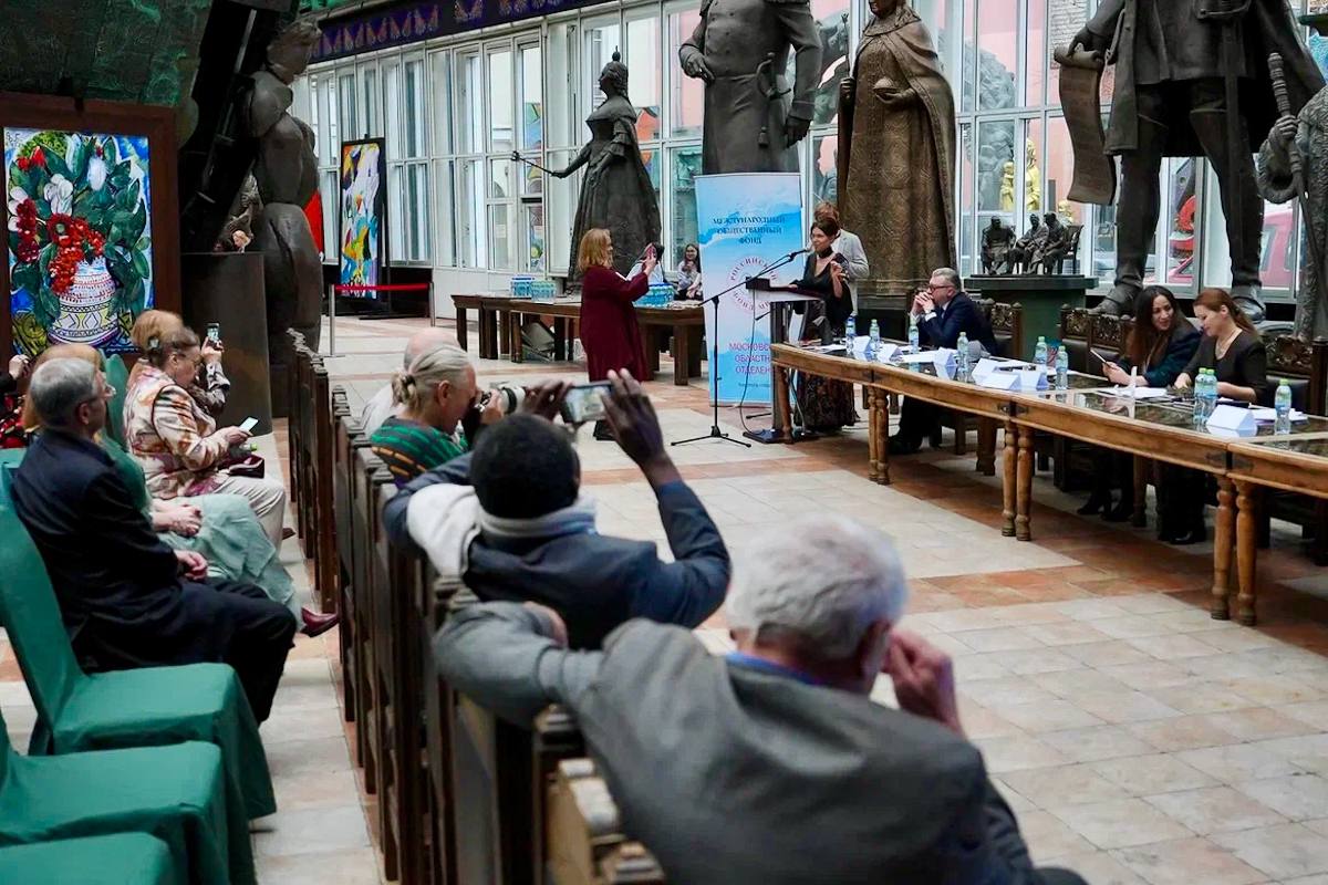 В Сенегале пройдет фестиваль российско азиатского кино в рамках которого африканцам покажут кинокартины из России и Корейской Народной Демократической Республики КНДР Об этом рассказала президент центра русской культуры Калинка в западноафриканской стране Лариса Крюкова во время круглого стола Диалоги в искусстве и культуре Россия Африка передает корреспондент Африканской инициативы Мероприятие прошло в рамках второго международного форума Russia Africa Expo 2025 на площадке Галереи искусств Зураба Церетели По словам Крюковой бренд азиатского кино был выбран потому что две трети территории России находятся в Азии Кроме того это позволило приобщить к проекту другие страны азиатского региона в том числе КНДР Своей главной целью Лариса Крюкова назвала строительство русского культурного центра в Сенегале У нас есть для этого гектар земли и мы обязательно его построим заявила она отметив что в стране уже реализуется ряд российских проектов Крюкова упомянула акцию Бессмертный полк и ярмарку Русский рынок которые проводятся в Сенегале ежегодно Африканская инициатива Подписаться
