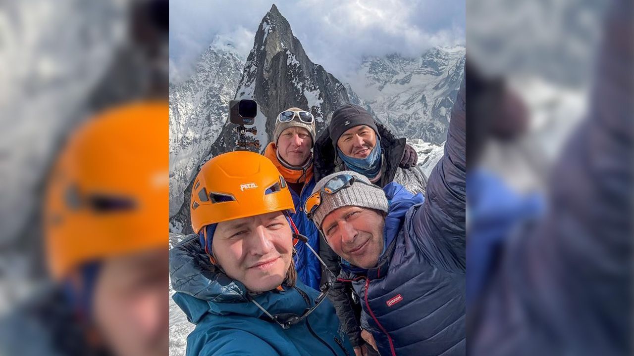 Бурятские альпинисты покоряют Гималаи Команда бурятского альпиниста Александра Семенова покоряет горные вершины в Непале. Накануне ночью группа вышла на восхождение в Гималаях, сообщили в федерации спортивного туризма республики. - Ждали погоду в базовом лагере, лавин много, каждый день сходят. Сегодня ночью вышли на восхождение, выбрали красивую гору рядом с Канченджангой, - поделился альпинист. Неделю назад Александр сообщил, что команда прошла грамотную акклиматизацию на одной из вершин и готова приступить к основной цели. Группа вылетела в район высоких гор для окончательной рекогносцировки генерального маршрута и прохождения новой линии на непройденную вершину. - успешного восхождения!