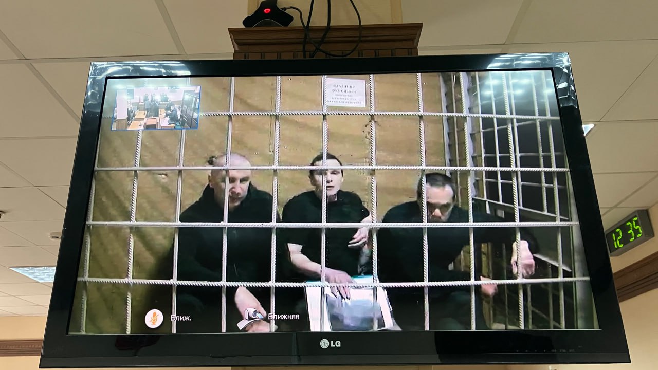 Прокуратура просит увеличить адвокатам Навального сроки заключения до полугода Вадиму Кобзеву с 5 5 лет до 5 лет и 8 месяцев колонии Алексею Липцеру с 5 до 5 лет и 6 месяцев колонии и Игорю Сергунину с 3 5 до 4 лет Об этом Медиазоне сообщили защитники адвокатов 6 лет максимальный срок наказания по этой статье обвинения Прокурор Ирина Колотилова попросила суд исключить смягчающее обстоятельство в случае Вадима Кобзева и Алексея Липцера тяжелое материальное положение семьи До ареста Вадим Кобзев воспитывал трех несовершеннолетних детей о тяжелом финансовом положении своей семьи Алексей Липцер рассказал сегодня в суде Ужесточить наказание Игорю Сергунину прокуратура хочет потому что все доказательства были собраны и без признательных показаний Сергунина в условиях очевидности Фото Медиазона Оформите Зона VPN и выходите в свободный интернет zona vpn bot