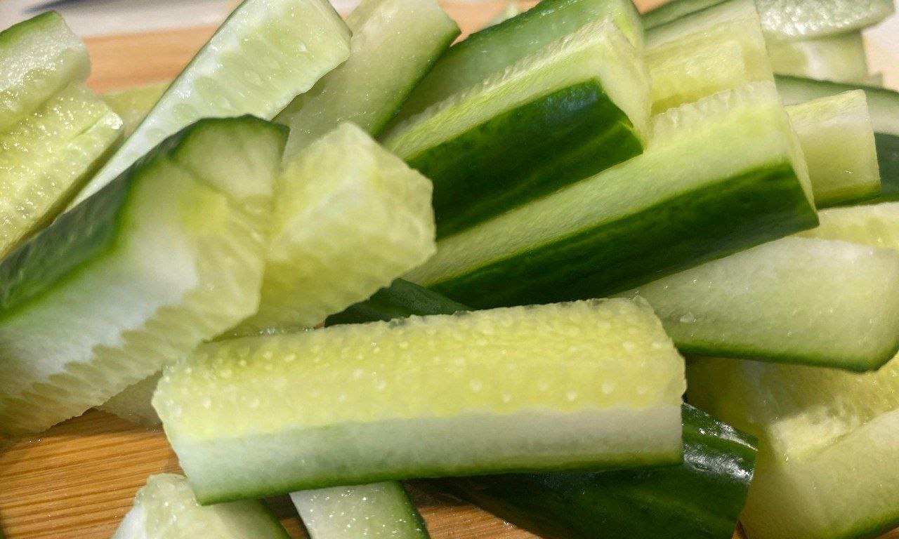 Потребители в российских магазинах фиксируют резкий рост цен на свежие огурцы типичное зимнее явление По данным Росстата овощи дорожали еженедельно весь январь и тенденция продолжается в феврале на многих прилавках кг огурцов уже дороже экзотических фруктов или мяса Зимой спрос на свежие овощи растет из за дефицита овощей открытого грунта а тепличное производство ограничено энергозатратами и погодными рисками В северных регионах Архангельск Ненецкий АО ЯНАО Чукотка это усугубляется логистикой импорт из южных теплиц или зарубежья дорожает из за морозов и топлива Результат зимний пик 20 50 за месяц Перспективы позитивные в марте апреле на рынок поступит весенний тепличный урожай из Подмосковья Ставрополья и Краснодарского края Конкуренция вырастет цены стабилизируются или упадут на 30 40 как в прошлые годы В арктических и северных территориях эффект проявится чуть позже из за доставки но уже к маю огурцы вернутся в доступный сегмент