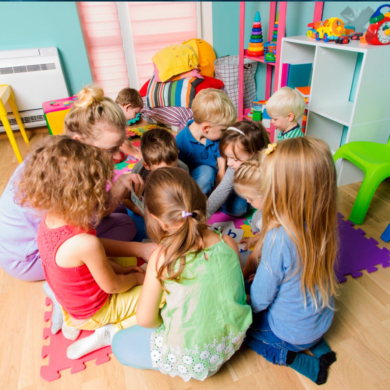 В Перми 6 детей госпитализированы с сальмонеллёзом после отравления в детском саду Всего недомогание почувствовали 25 воспитанников Первые случаи зафиксированы 2 февраля но сад закрыли на карантин только через два дня У двоих детей подтвердился сальмонеллёз Существует несколько возможных причин  нарушение санитарных норм в учреждении или  поставки еды от компании связанной с сестрой экс вице мэра Перми фирму уже судили за нарушения 12 лет назад СК возбудил уголовное дело Роспотребнадзор проводит проверку НМШ