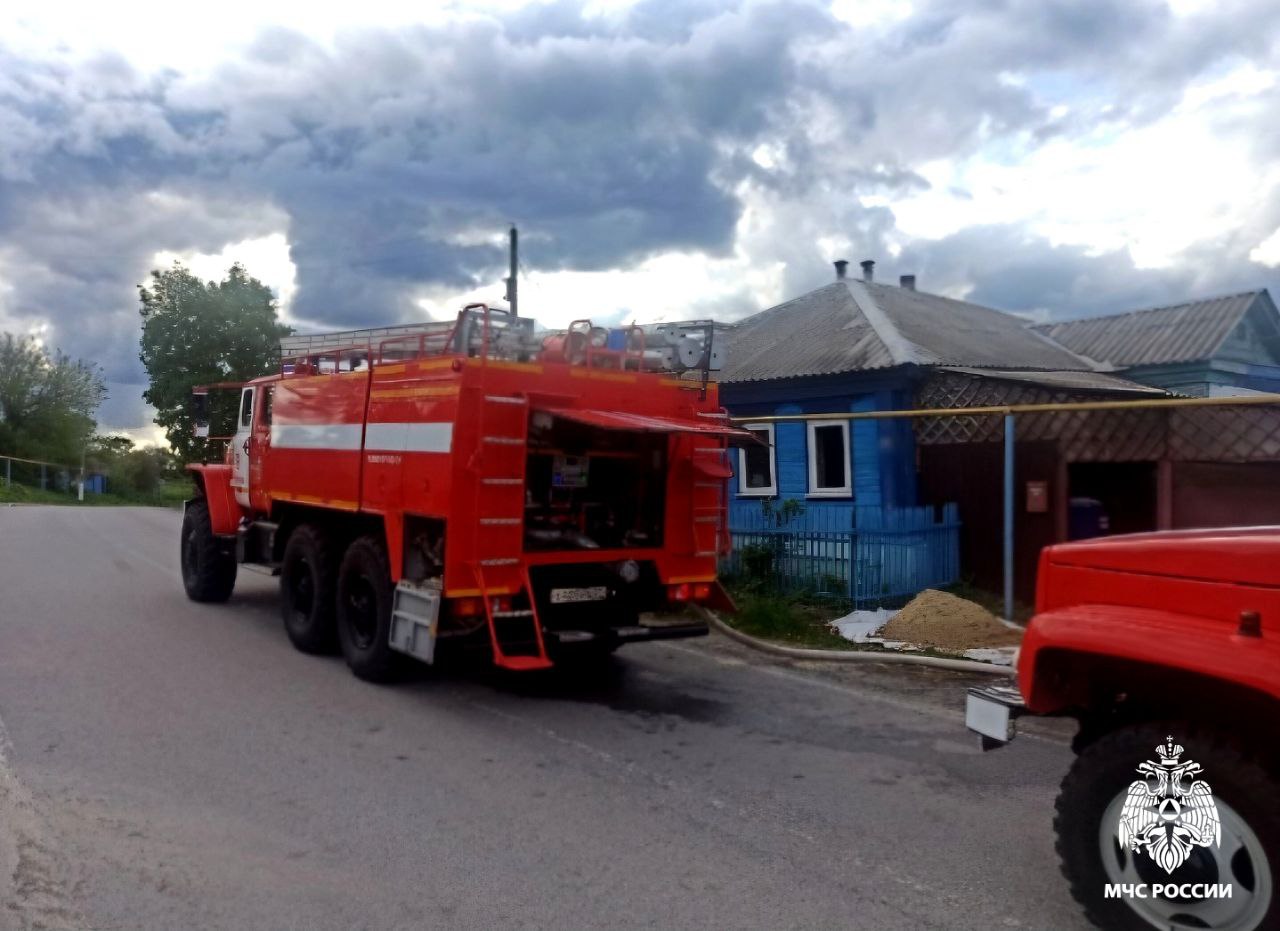 За минувшие сутки в регионе произошло 4 пожара В селе Русская Халань Чернянского района произошло возгорание в жилом доме. Огнём были повреждёны бытовая техника и напольное покрытие на площади около 2-х квадратных метров. По предварительным данным, причина пожара - нарушение правил монтажа электрооборудования. На место происшествия выезжали 3 человека и 2 единицы техники фото 1 . В поселке Ракитное произошёл пожар в жилом доме на улице Колхозная. В одной из комнат огнём были повреждены мебель и вещи на площади 2 квадратных метров, закопчены стены и потолок по всей площади дома. К сожалению, в результате пожара погибла женщина 64-х лет. Предварительно, причиной трагедии стала неосторожность при курении. Ликвидировали возгорание 6 человек и 2 единицы техники фото 2 . В посёлке Ровеньки загорелся гараж. Огонь охватил постройку на площади 28 квадратных метров, а также повредил находящийся внутри автомобиль «ВАЗ-2104». Причина возгорания устанавливается. Для ликвидации пожара привлекались 4 человека и 1 единица техники фото 3, 4 . Кроме того, в Старом Осколе в гаражно-строительном кооперативе «Металлург» горел мусор на площади 5 квадратных метров. Для ликвидации привлекались 4 человека и 1 единица техники. МЧС России призывает соблюдать правила безопасности. В случае происшествия звони по телефону «1 0 1 » или «1 1 2 ».