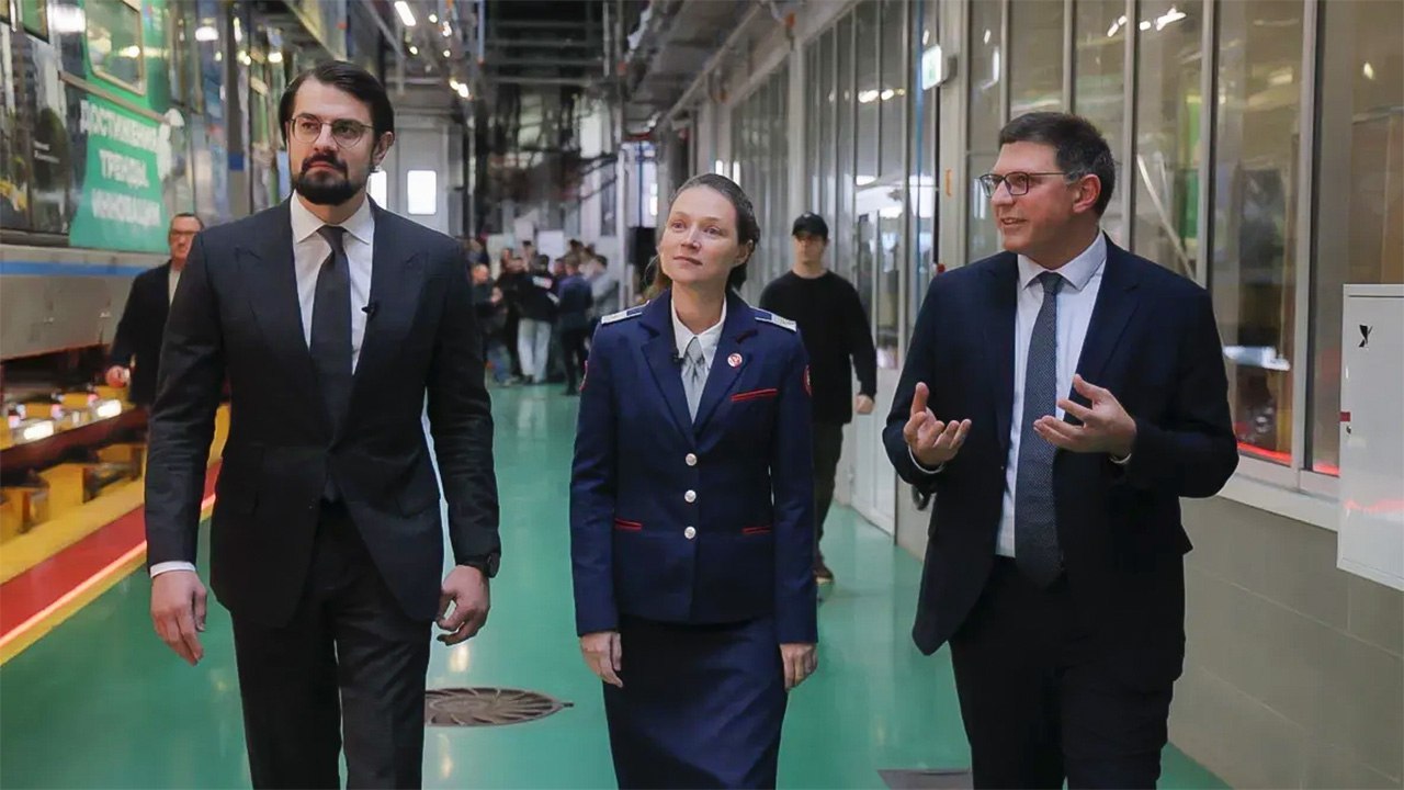 На линию московского метро вышел Дальневосточный экспресс Пассажиры тематического поезда смогут познакомиться с главными брендами Дальнего Востока Подробнее по ссылке на нашем сайте gtrksakha ru       Подписаться