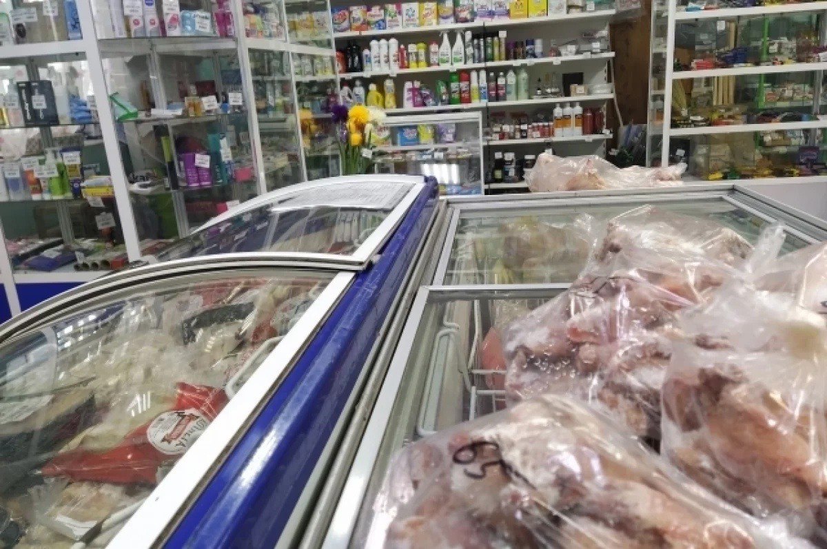 Новосибирские туристы заявили о массовом отравлении в турецком отеле Трое новосибирских семейств, проводя отпуск в Турции, столкнулись с пищевым отравлением после ужина. В середине июля семьи Екимовых, Марковых и Тереховых, каждая из трех человек, прибыли на отдых в Анталию. Все девять сибиряков разместились в четырехзвездочном отеле. Однако, по их мнению, уровень отеля не соответствовал заявленным звездам. В кафетерии наблюдалась антисанитария, столы были грязными, а на шведском столе замечали насекомых. «Ночью плохо стало нашему четырехлетнему сыну. Впоследствии на боли в животе стали жаловаться дети друзей, 12 и 13 лет. К утру взрослые почувствовали себя плохо. Сильные колики в животе, рвота у некоторых. Выяснилось, что пострадали многие отдыхающие. Вызвать врачей в отель оказалось невозможным, был отказ ехать к российским туристам. После официальной жалобы руководству гостиницы и обращения к туроператору приехала скорая помощь. Часть отдыхающих доставили в больницу, остальных осмотрели и прописали лекарства», - рассказал Денис Екимов. Туристы полагают, что причиной отравления стало «испорченное мясо». По их словам, курица была непригодна для еды. Отдыхающие возмущены отсутствием извинений со стороны отеля и туроператора. Сибиряки планируют подать иск в суд за сорванный отдых. Общая стоимость путевок составила 750 000 рублей, и они рассчитывали на достойные условия. «По путевке осталось шесть дней, и мы ищем другую гостиницу», - добавил Денис Екимов. АиФ