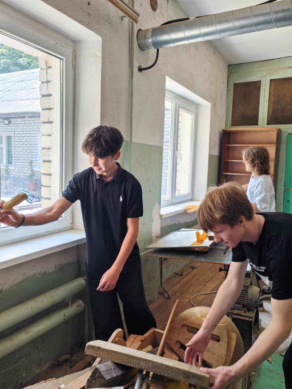 В среднем по 6600 рублей за две недели заработал каждый туапсинский подросток, трудоустроенный на каникулах. К зарплате они получили прибавку по 1200 рублей от Центра занятости Туапсинского округа. "200 подростков от 14 лет работали в лагерях труда и отдыха при школах. По 2,4 часа в день - в роли работников по благоустройству населенных пунктов первого разряда. Как сообщили в управлении образования Туапсинского округа, школьники трудились добросовестно, привели в порядок помещения и территорию школ. Некоторые пожелали продолжить работу и в июле. Записались 100 человек. С 7 июля приступил к работе первый поток, а второй начнет с 21 июля.