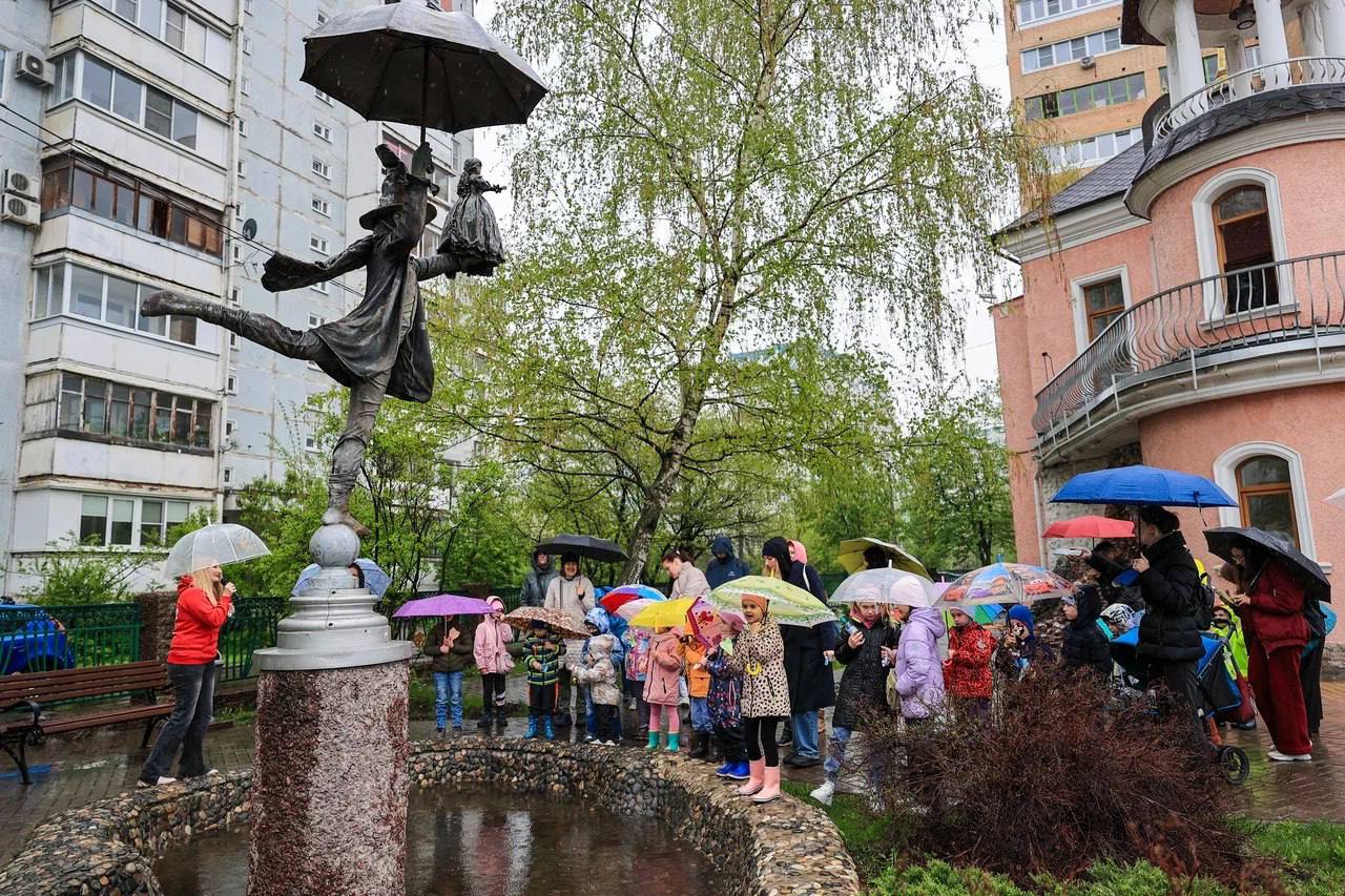 Фонтан «Оле-Лукойе» запустили в Мытищах Открытие сезона фонтанов в городском округе Мытищи из-за непогоды перенесли на середину мая, но только не в кукольном театре «Огниво». Если юным зрителям театра пообещали фонтан, то должен быть фонтан. Правда, театрализованную программу и мастер-классы пришлось перенести в помещение. Перед началом торжественного мероприятия дети посмотрели сказку «Три медведя», после чего в фойе театра мастерили бумажные самолетики, а на улице тем временем, не пугаясь дождя, разыгрывалось представление с участием любимых персонажей из мультфильмов. Ко времени открытия фонтана дождь не закончился, но пропустить такое зрелище ребята вместе с родителями не могли. Но для начала надо было отгадать загадки по сказкам Ганса Христиана Андерсена. Дети прекрасно справились с заданием, после чего фонтан был открыт. А затем гости праздника отправились на балкон театра, откуда запускали в сторону Оле-Лукойе свои бумажные самолетики. #мытищи_новости