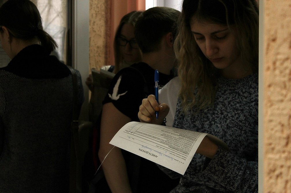 В Новосибирске разоблачили схему незаконной легализации мигрантов Сотрудники УФСБ пресекли деятельность преступной группы, которая с 2023 года оформляла поддельные документы для более чем 400 иностранцев. Две подозреваемые — уроженки одной из стран СНГ — изготавливали фиктивные трудовые договоры и регистрации. Женщин задержали, сейчас ищут других участников схемы. Возбуждено уголовное дело по статье об организации незаконной миграции. Это один из самых крупных случаев в регионе за последние годы, сообщает пресс-служба регионального управления ФСБ.