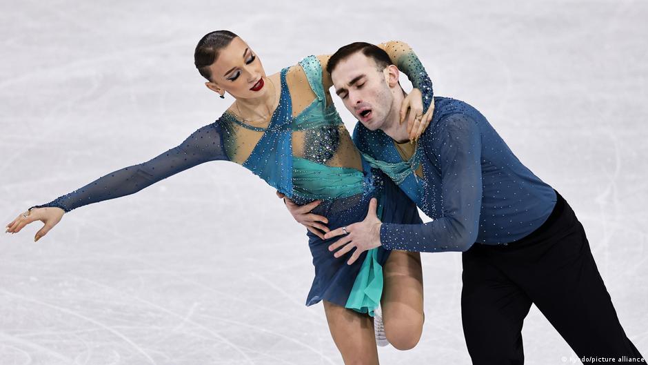 Грузия завоевала первую в истории медаль на зимней Олимпиаде Фигуристы Лука Берулава и Анастасия Метелкина стали вторыми в парном катании Они набрали 221 75 балла Золотые медали завоевали японцы Рику Миура и Рюити Кихара с 231 24 балла Третье место заняла пара из Германии Минерва Фабьен Хазе и Никита Володин уроженец Санкт Петербурга Они считались фаворитами соревнований после короткой программы но допустили несколько ошибок в произвольной Анастасия Метелкина и Лука Берулава выступающие за грузинскую сборную родились во Владимире и Москве соответственно Они катаются в паре друг с другом с июня 2023 года О том что Метелкина будет представлять Грузию было объявлено еще в конце 2020 го dwglavnoe