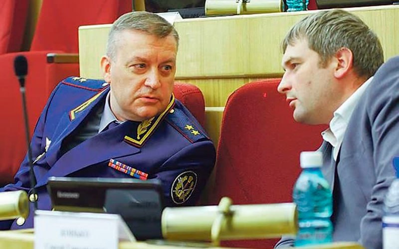 Бывший главный тюремщик Новосибирской области и Красноярского края стал вице мэром Глава Фонда капремонта многоквартирных домов Красноярского края Андрей Попето назначен первым вице мэром Красноярска говорится на сайте администрации Андрей Попето родился в Пермском крае Окончил Красноярскую государственную архитектурно строительную академию В 1998 году поступил на службу в УИН УВД Красноярского края До 2007 го работал на различных должностях в учреждениях УИН параллельно окончил Красноярский государственный торгово экономический институт В 2007 м стал первым замглавы ГУФСИН по Красноярскому краю В 2015 2016 годах первый заместитель начальника управления тылового обеспечения ФСИН России В 2016 м возглавил тыловое обеспечение всего ведомства но в декабре 2017 го стал начальником ГУФСИН по Кемеровской области В сентябре 2019 года Андрей Попето возглавил ГУФСИН по Новосибирской области В 2022 м он устроился начальником ГУФСИН по Красноярскому краю Но уже летом 2023 го Попето назначили гендиректором регионального фонда капремонта который собирает деньги с населения за ремонт многоквартирных домов Тогда сотрудники фонда собирали подписи против назначения Попето обвинив региональные власти в кадровом решении без проведения положенного по закону конкурса Подписаться Прислать новость Помочь бустами