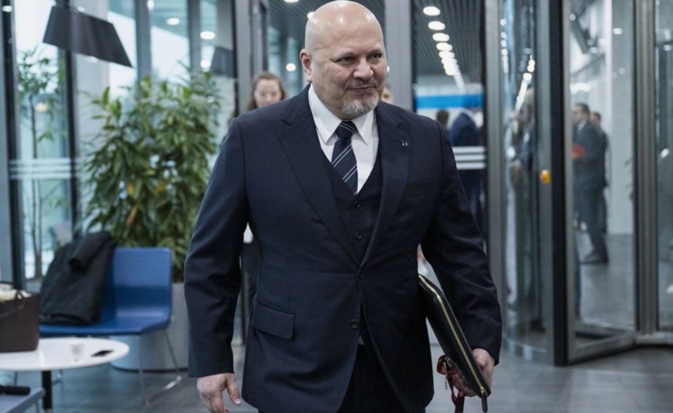 Следственный комитет России заочно предъявил обвинения прокурору Международного уголовного суда Кариму Хану нескольким судьям и чиновникам Об этом ведомство сообщило в телеграм канале К уголовной ответственности привлечены Хан а также судьи МУС Томоко Аканэ Росарио Сальваторе Айтала Серхио Херардо Угальде Годинес Хайкель Бен Махфуд председатель МУС Петр Юзеф Хофманьский его заместители Карранса Лус дель Кармен Ибаньес Бертрам Шмитт и Рене Аделаида Софи Алапини Гансу Генпрокуратура России сообщила что утвердила обвинительное заключение Уголовное дело направили в Мосгорсуд для рассмотрения по существу Обвинения предъявили по ч 2 ст 299 привлечение заведомо невиновного к уголовной ответственности или незаконное возбуждение уголовного дела ч 2 ст 301 незаконные задержание заключение под стражу или содержание под стражей ч 1 ст 30 ч 2 ст 360 подготовка нападения на лиц или учреждения которые пользуются международной защитой Уголовного кодекса Обвиняемые объявлены в международный розыск и заочно арестованы Фото Christophe Gateau dpa Global Look Press Читать РБК в Telegram MAX