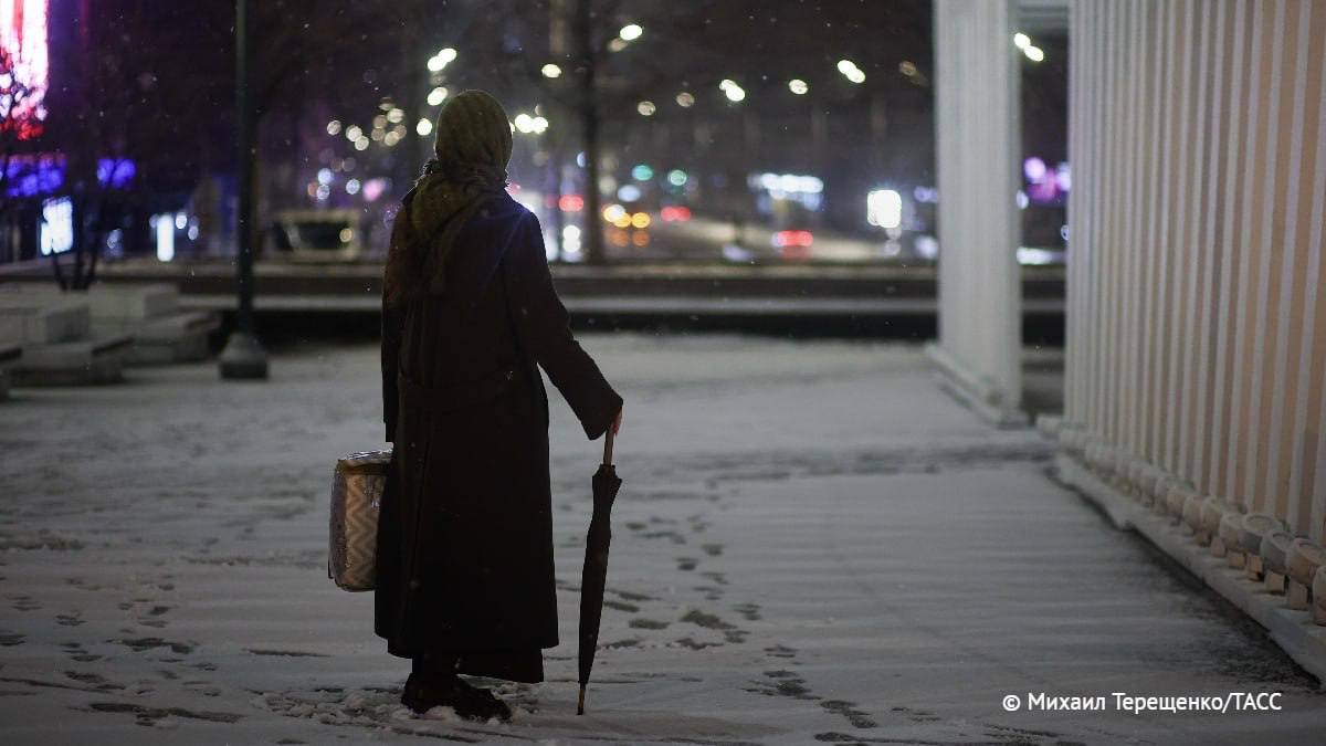 Прошедшая в Москве ночь стала самой холодной с начала весны.    Столбики термометров опустились до отметки минус  -7,3 градуса.   Об этом сообщил ведущий специалист центра погоды "Фобос" Михаил Леус.  Фото и информация: ТАСС