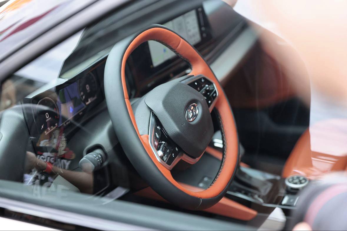 В Петербурге впервые за 6 лет закрылся автосалон Lada Дилерский центр Lada Карс Фэмили на проспекте Косыгина в Красногвардейском районе прекратил работу он не принимает клиентов уже больше недели Причины закрытия компания комментировать не стала Ранее о закрытии дилерского центра сообщал автор telegram канала AutoRun SPb автоэксперт Денис Гаврилов По его словам за первую половину 2025 года центр обеспечил лишь 7 продаж автомобилей Lada в Северной столице Закрытый Lada Карс Фэмили начал работу в 2024 году Теперь в городе осталось 12 действующих автосалонов Lada Но несмотря на потерю одного дилера марка стабильно входит в топ 3 самых популярных брендов в городе уступая лишь китайским конкурентам Фото Михаил Гребенщиков РБК Читать РБК Петербург