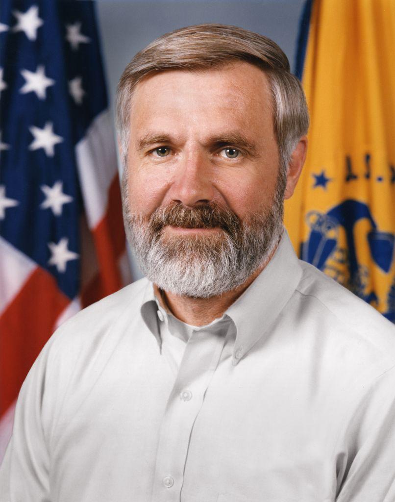 В возрасте 89 лет умер американский врач эпидемиолог Уильям Фейги разработавший метод кольцевой вакцинации для борьбы с оспой Вместо массовой вакцинации стратегия Фейги заключалась в выявлении случаев оспы изоляции заболевших и немедленной вакцинации тех кто с ними контактировал Таким образом Фейги создавал иммунные кольца вокруг очагов инфекции Этот подход позволил сдерживать распространение вируса при ограниченных ресурсах и в итоге привел к победе над оспой в 1970 х годах Больше новостей в Daily News