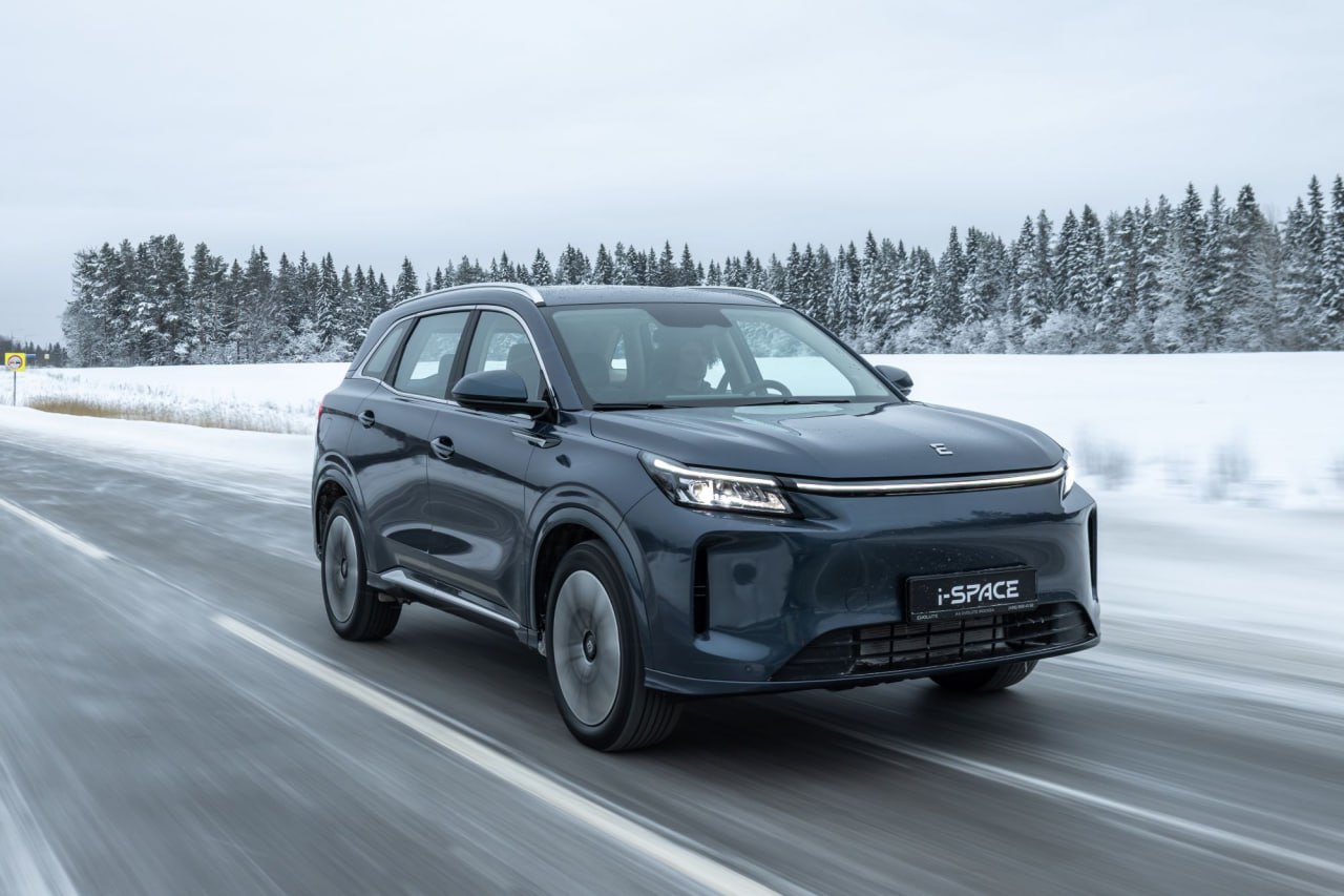 Стартовали продажи полноприводного Evolute i Space Гибридный кроссовер со всеми ведущими предложен в единственной комплектации Цена 3 790 000 рублей плюс 375 тысяч относительно моноприводной версии На модель распространяется программа господдержки при покупке в кредит с учётом этого минимальная стоимость составляет 2 865 000 рублей Как сообщалось ранее отдача силовой установки i Space с дополнительным электромотором на задней оси составляет 367 л с и 470 Нм При этом налогооблагаемая мощность 159 сил Общий запас хода полноприводной модификации равен 1000 км это на 250 км меньше чем у обычного i Space Заявленный средний расход топлива 5 6 литра на 100 км Журнал Авто ру online
